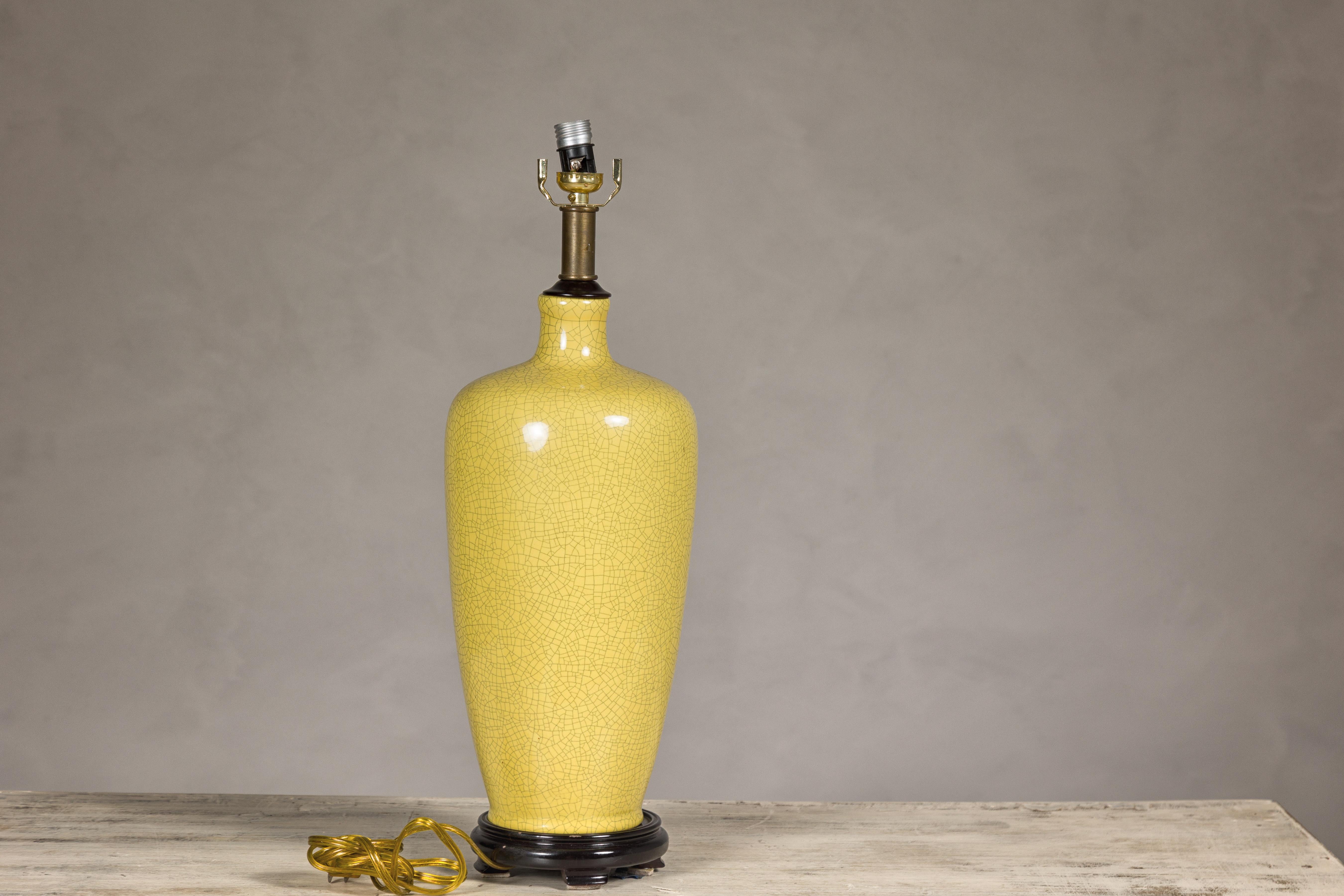 Chinois Vase en céramique émaillée jaune craquelée transformé en lampe de table sur base en bois en vente