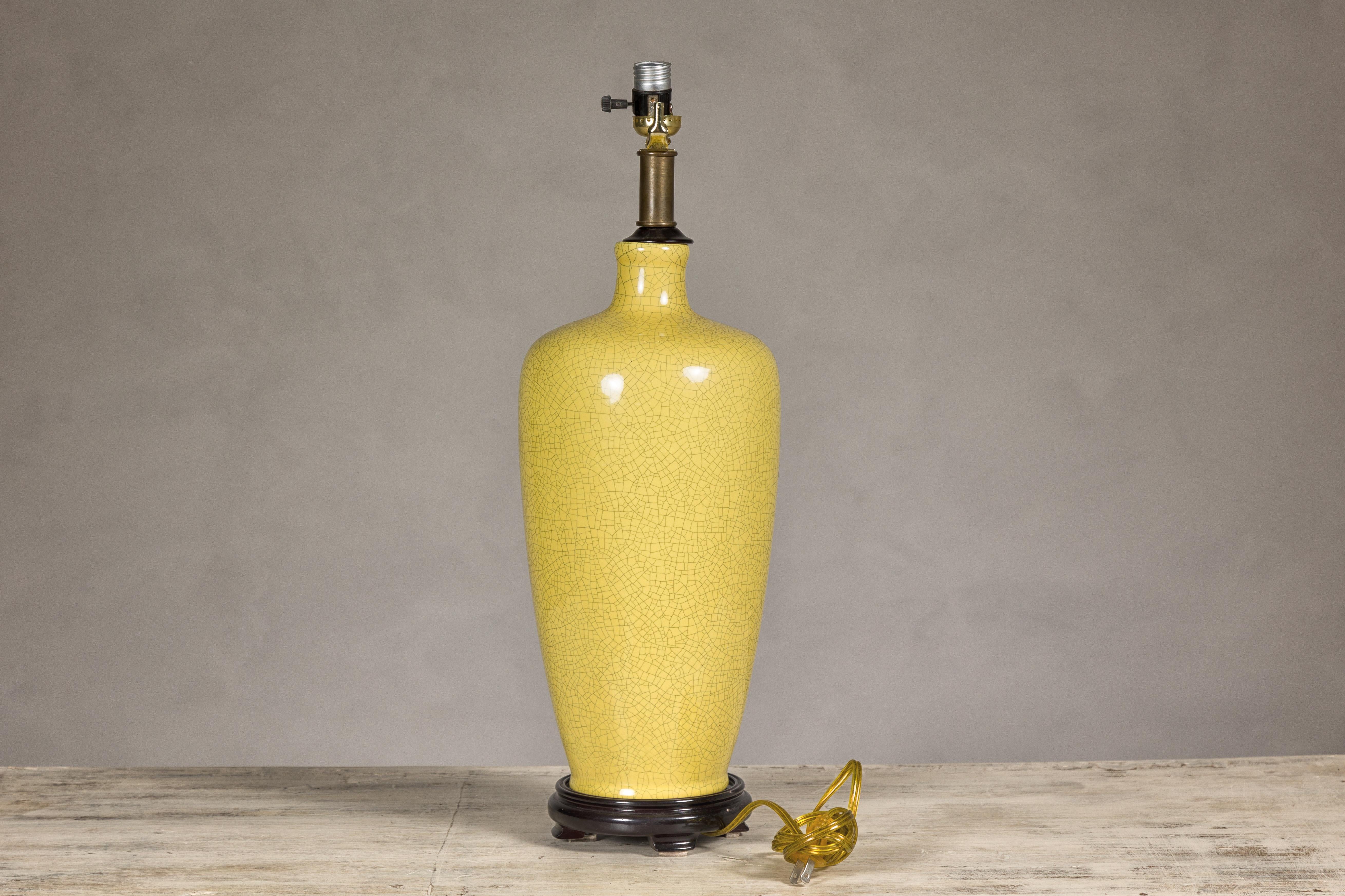 Vernissé Vase en céramique émaillée jaune craquelée transformé en lampe de table sur base en bois en vente