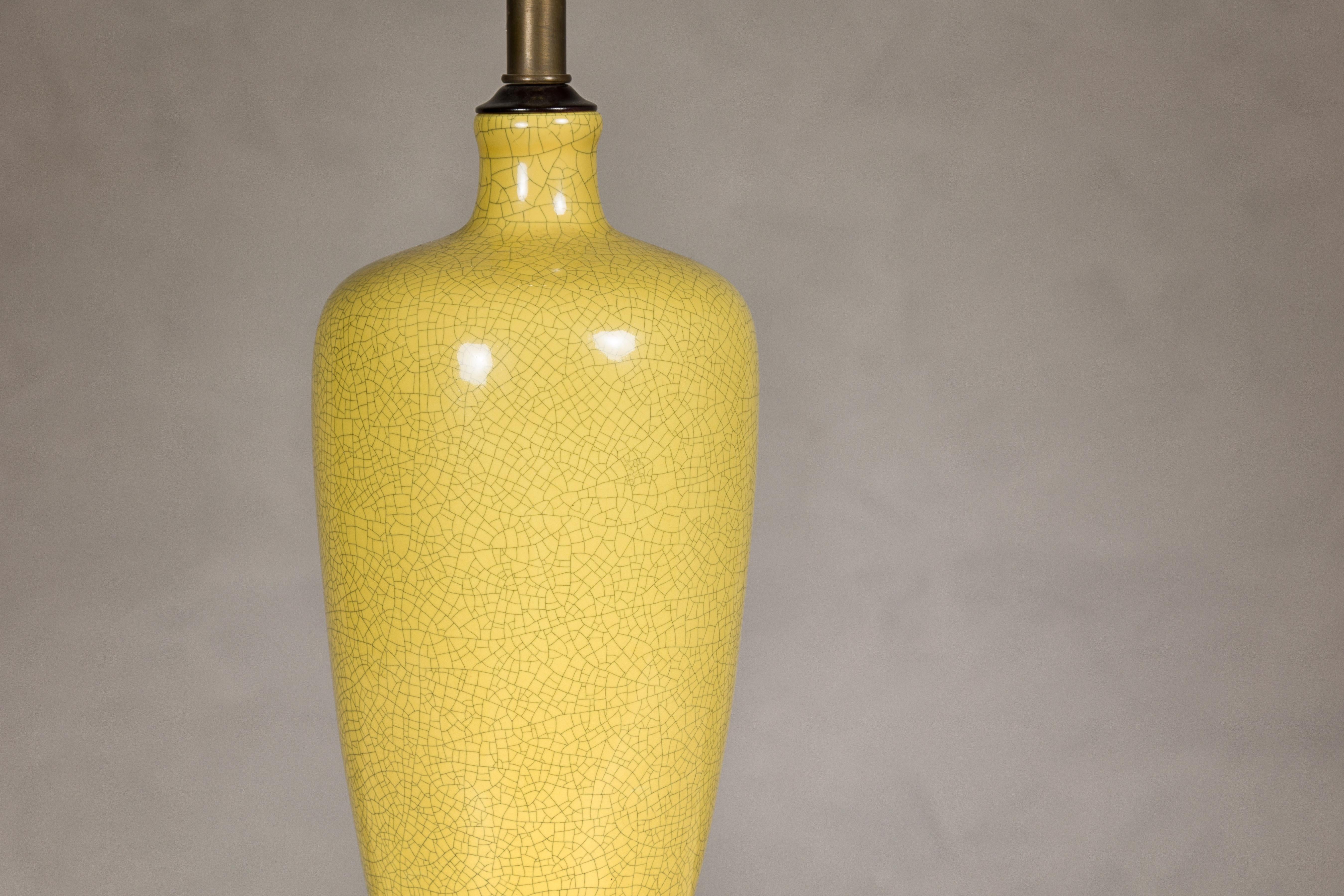 Vase en céramique émaillée jaune craquelée transformé en lampe de table sur base en bois Bon état - En vente à Yonkers, NY