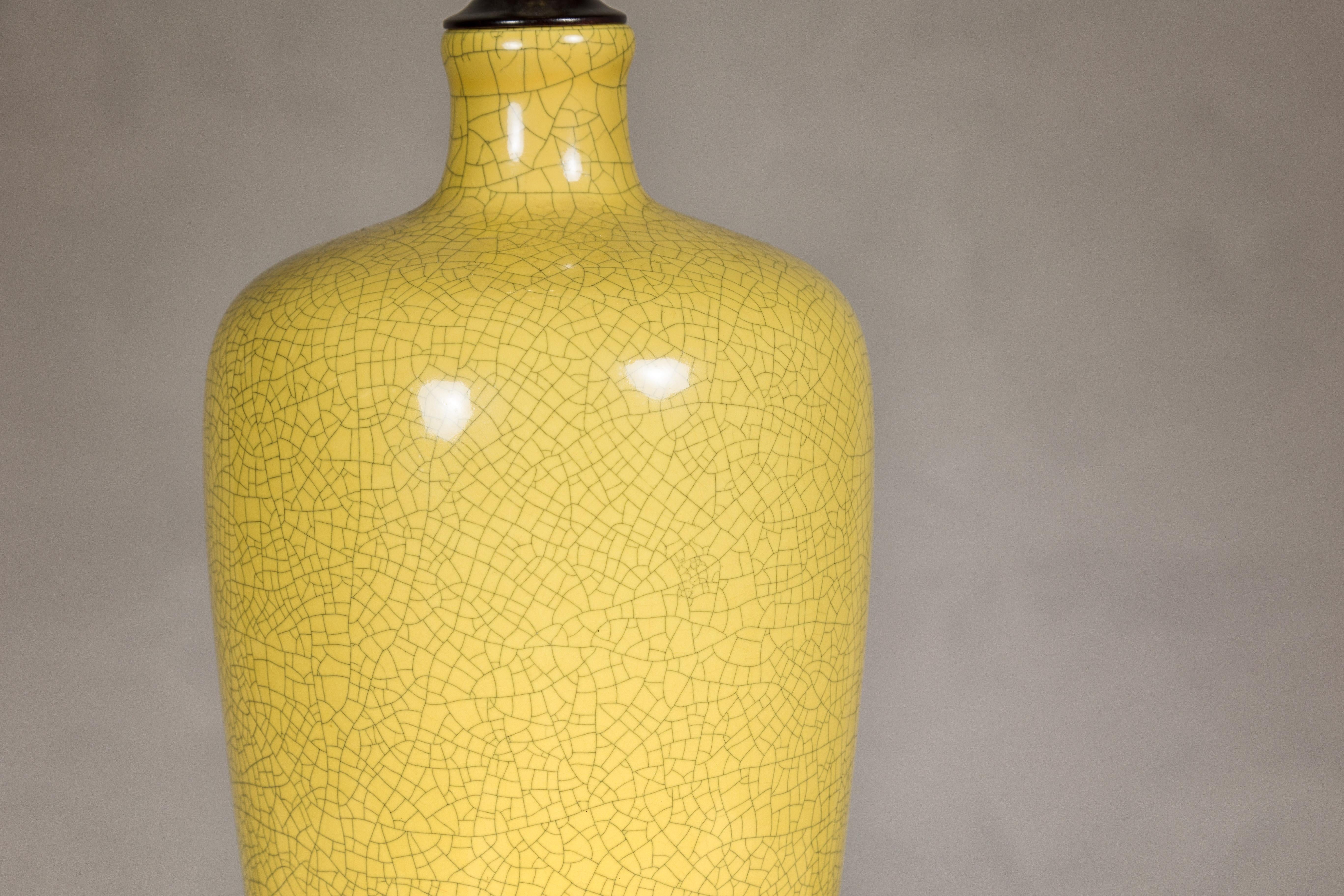 20ième siècle Vase en céramique émaillée jaune craquelée transformé en lampe de table sur base en bois en vente