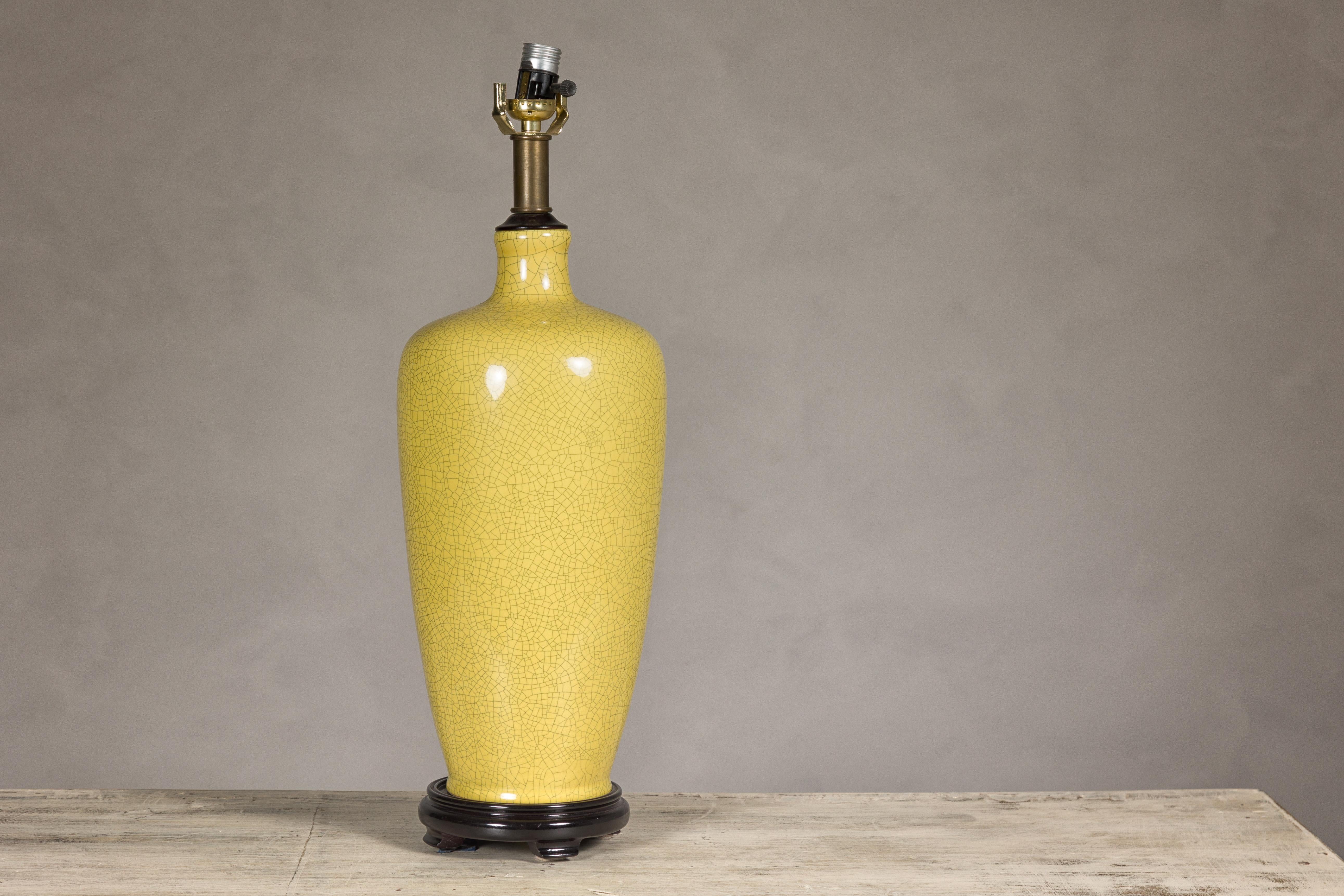 Céramique Vase en céramique émaillée jaune craquelée transformé en lampe de table sur base en bois en vente