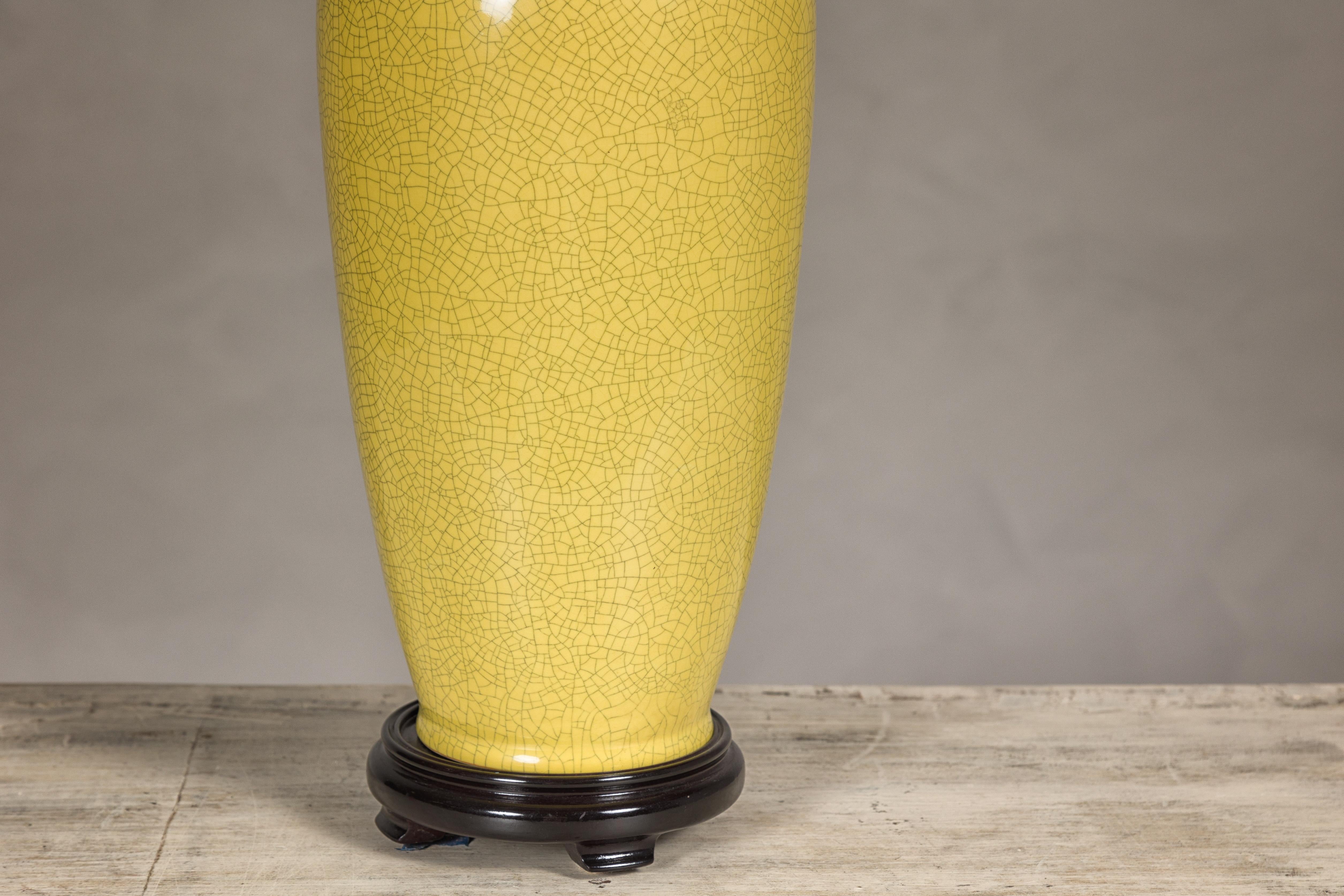 Vase en céramique émaillée jaune craquelée transformé en lampe de table sur base en bois en vente 1