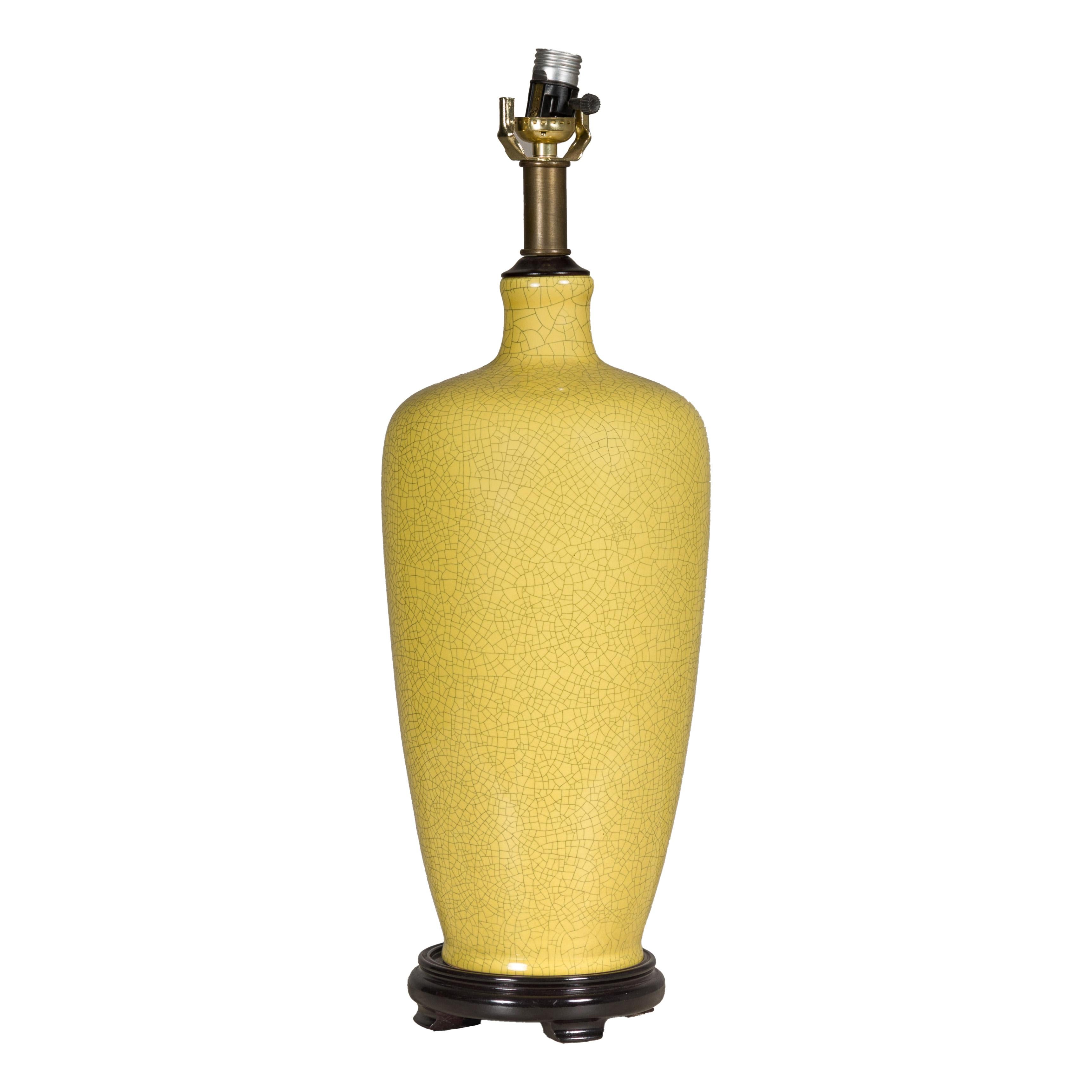 Vase en céramique émaillée jaune craquelée transformé en lampe de table sur base en bois en vente 2