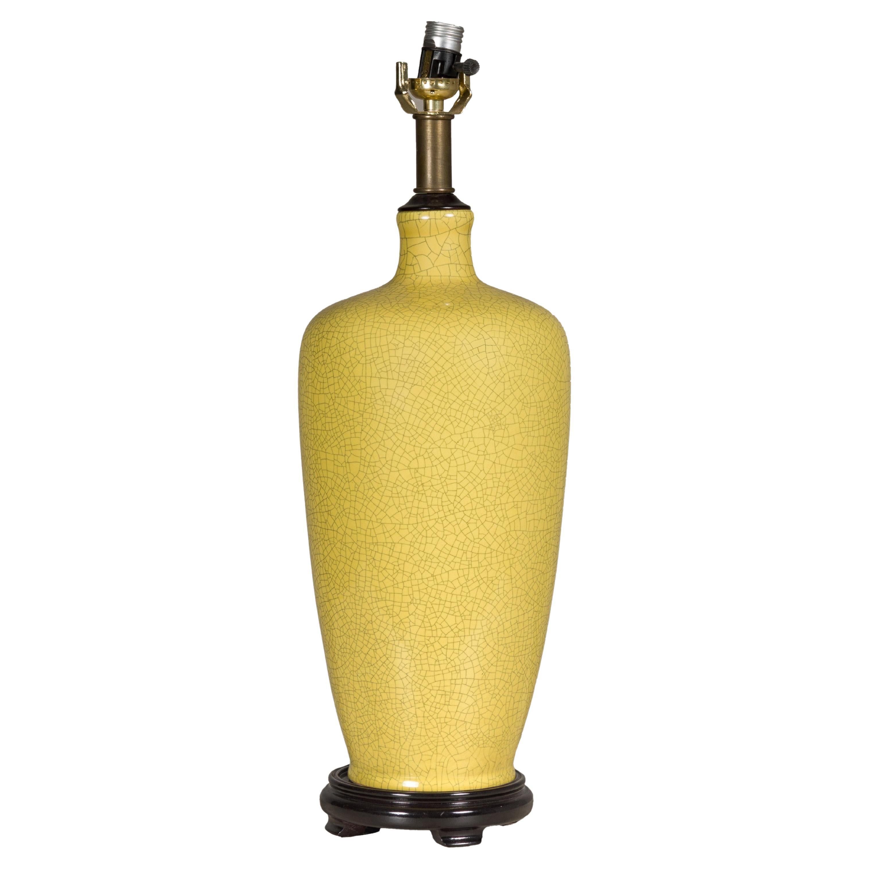 Gelbe glasierte Keramikvase mit Craquelé-Glasur, hergestellt als Tischlampe auf Holzsockel