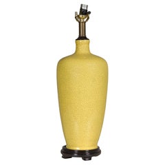Vase en céramique émaillée jaune craquelée transformé en lampe de table sur base en bois