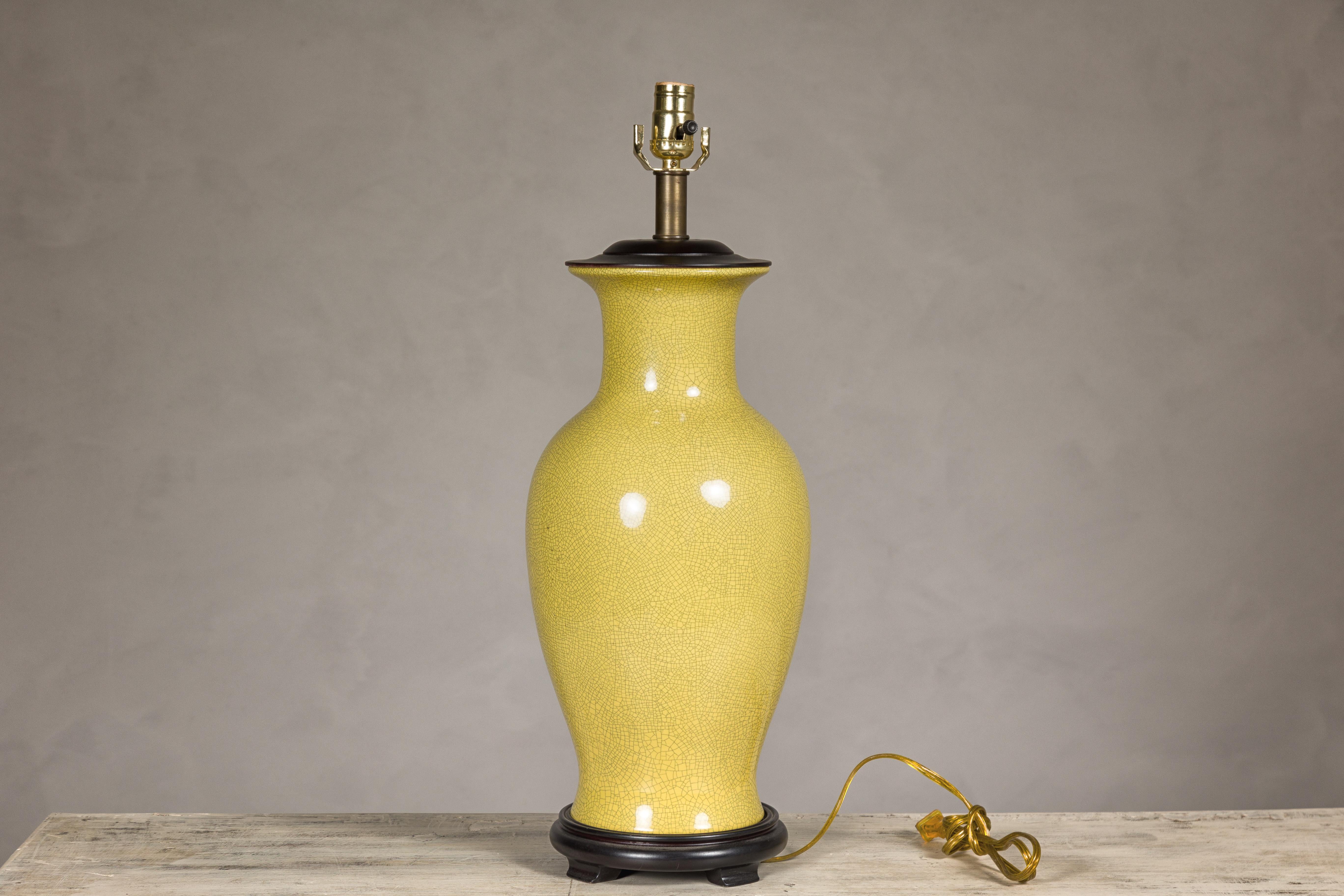 Gelbe glasierte Keramikvase mit Craquelé-Glasur, hergestellt als Tischlampe auf Holzsockel, US verdrahtet im Angebot 3