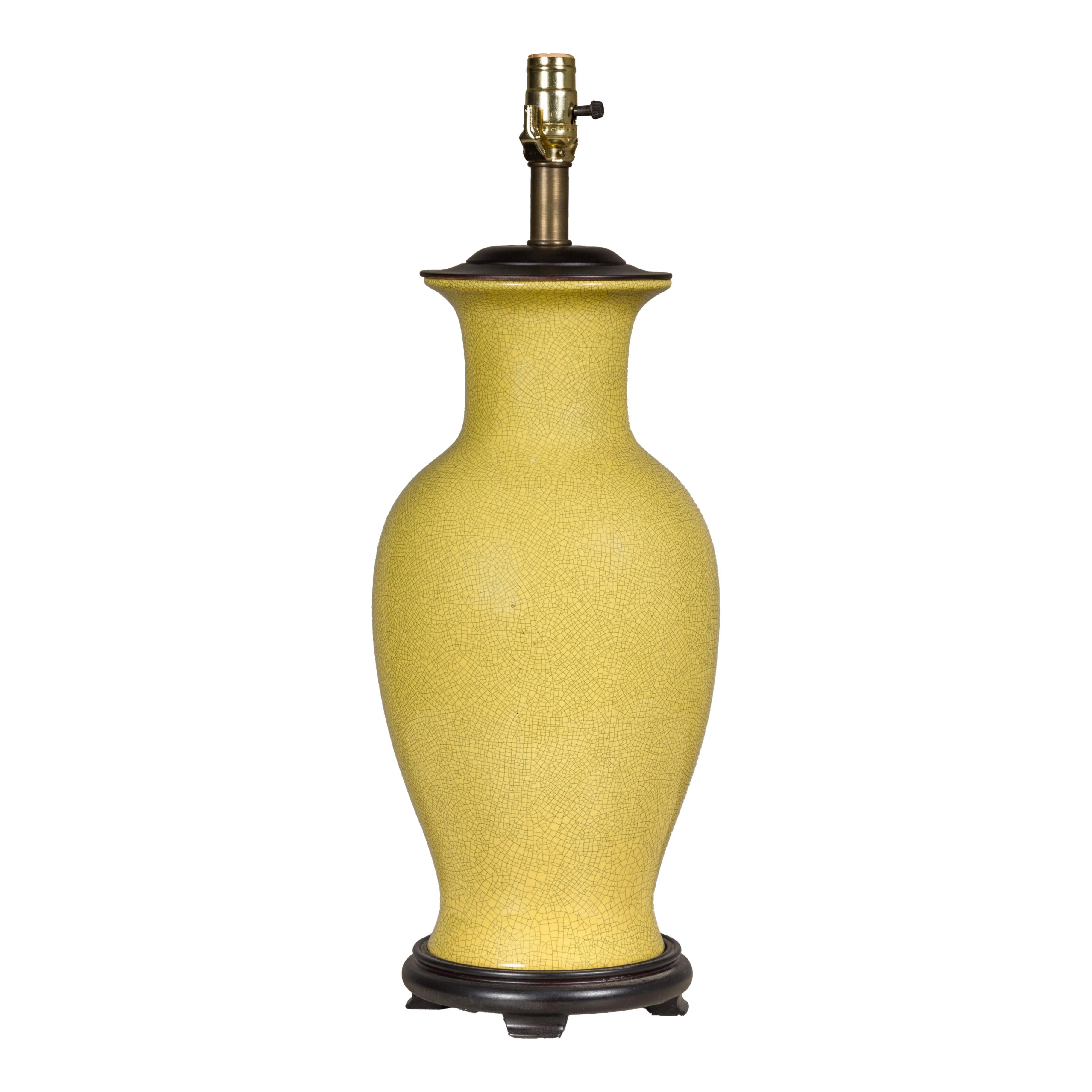 Gelbe glasierte Keramikvase mit Craquelé-Glasur, hergestellt als Tischlampe auf Holzsockel, US verdrahtet im Angebot 4