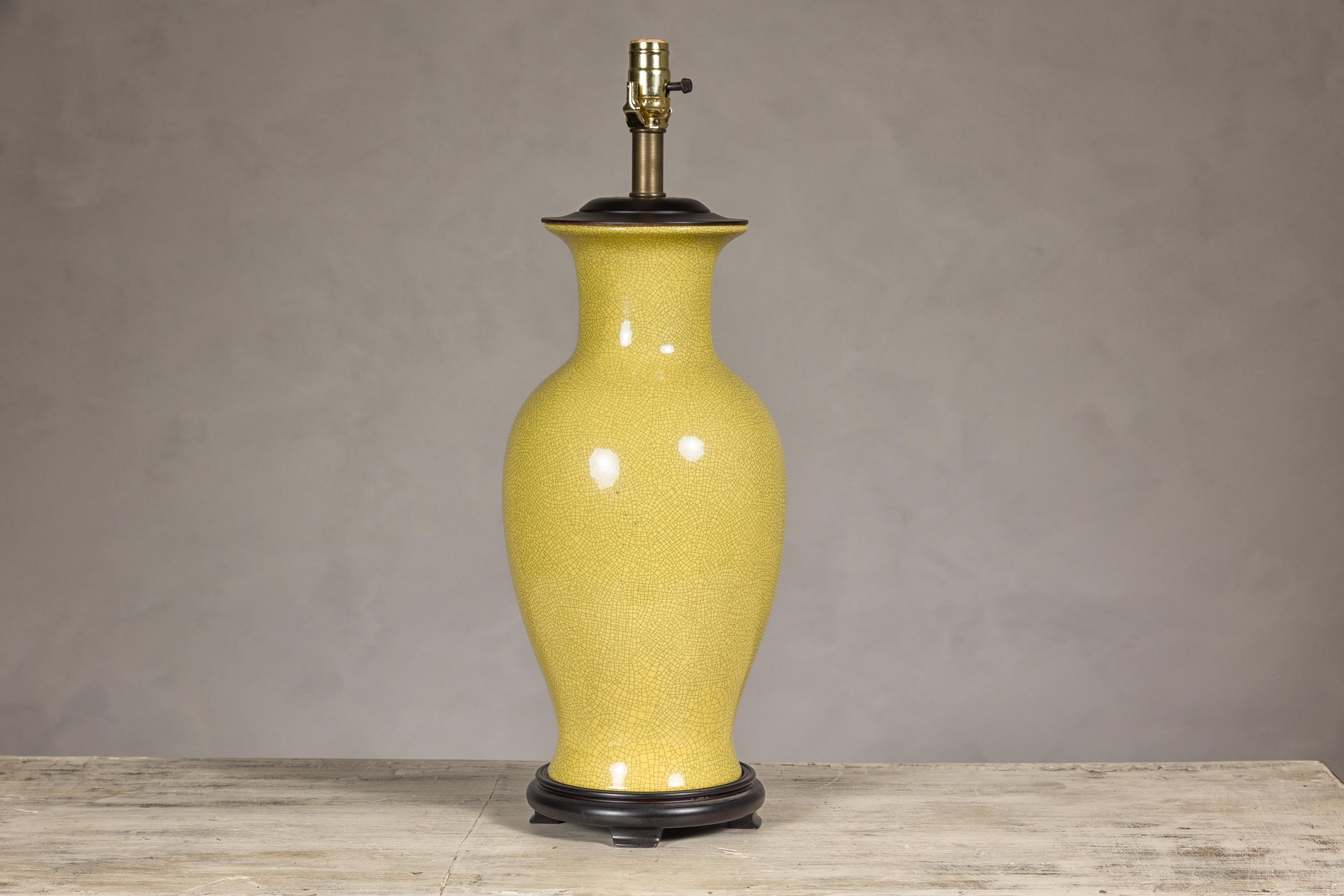 Gelbe glasierte Keramikvase mit Craquelé-Glasur, hergestellt als Tischlampe auf Holzsockel, US verdrahtet (Chinesisch) im Angebot