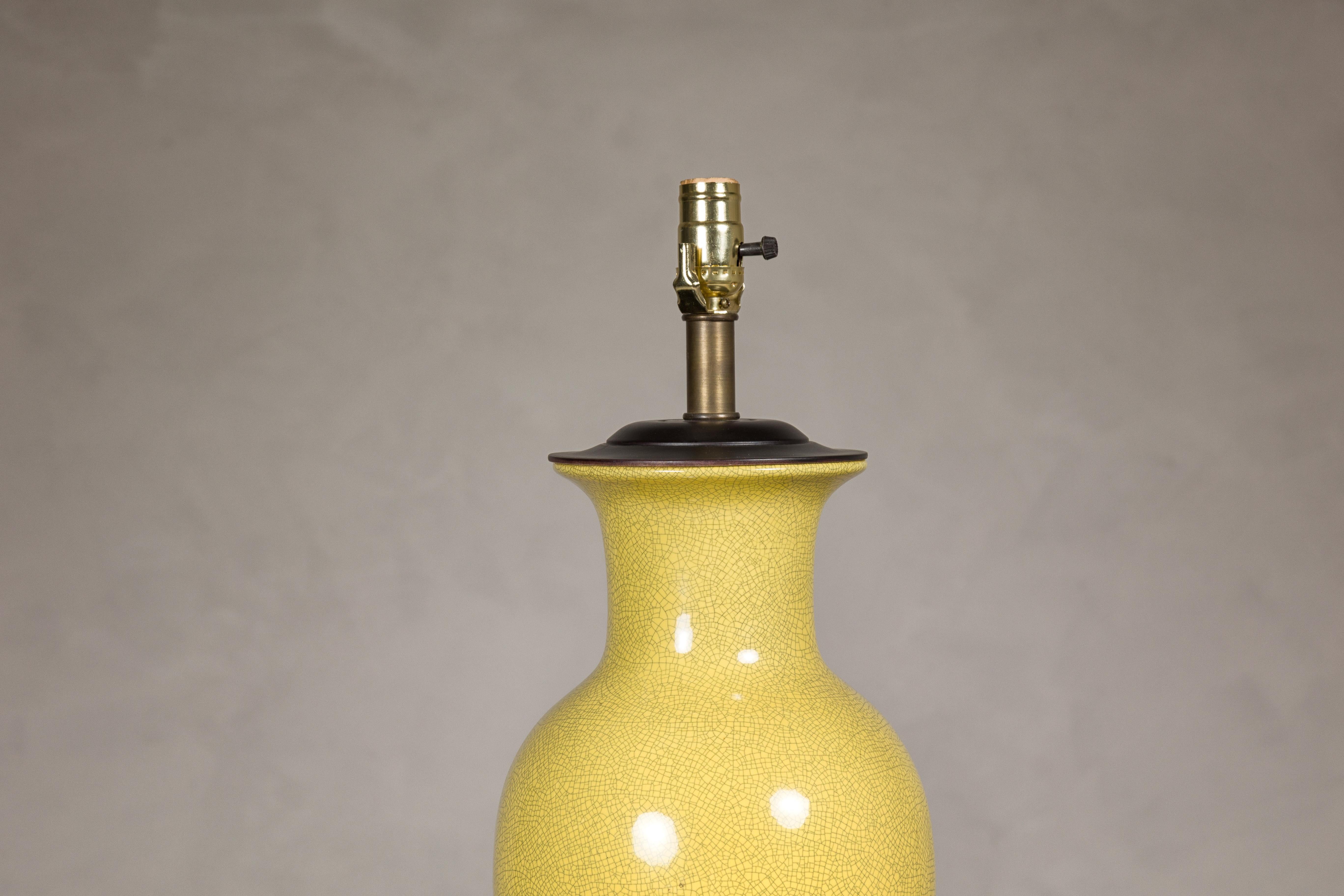 Gelbe glasierte Keramikvase mit Craquelé-Glasur, hergestellt als Tischlampe auf Holzsockel, US verdrahtet (Geschnitzt) im Angebot
