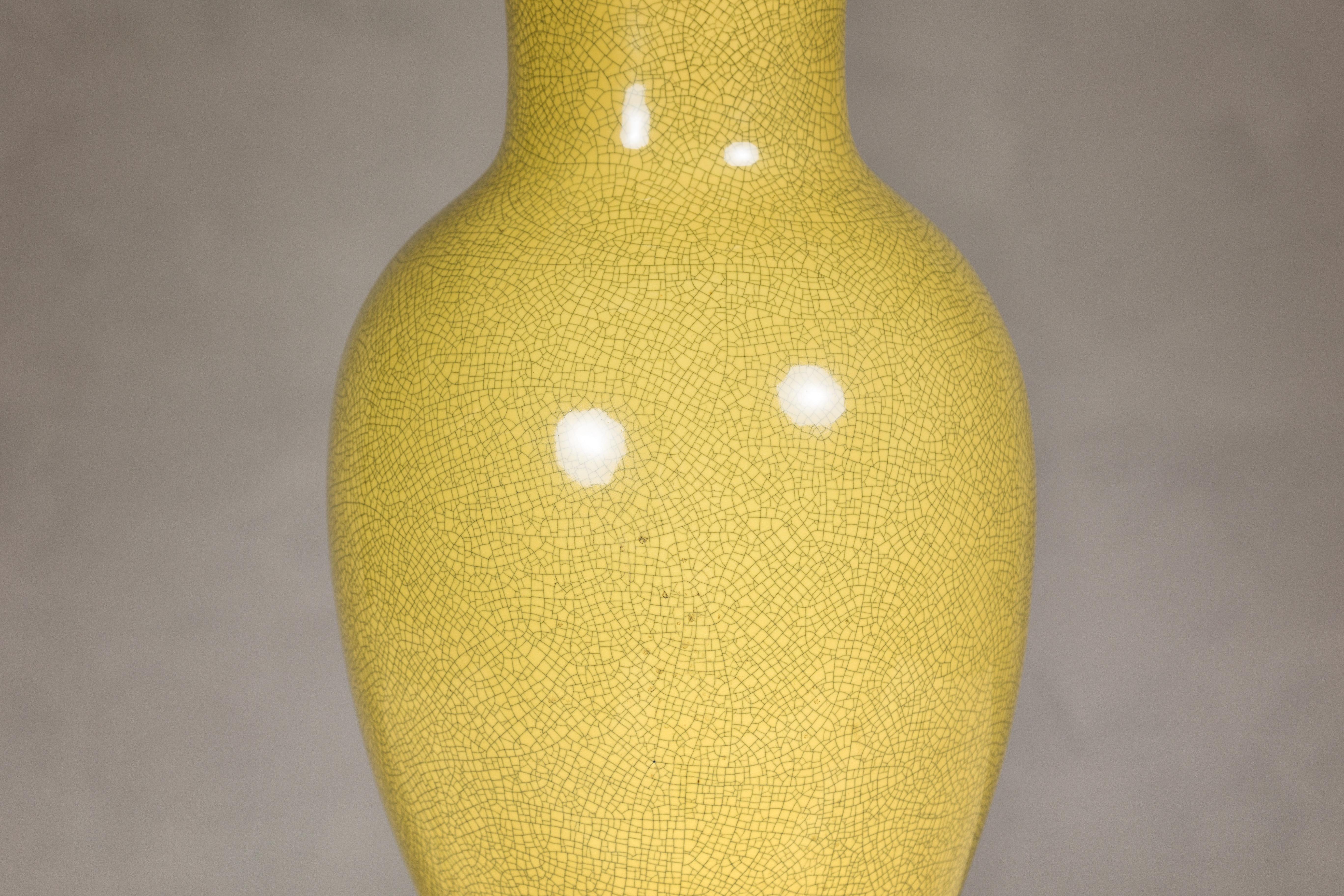 Gelbe glasierte Keramikvase mit Craquelé-Glasur, hergestellt als Tischlampe auf Holzsockel, US verdrahtet im Zustand „Gut“ im Angebot in Yonkers, NY