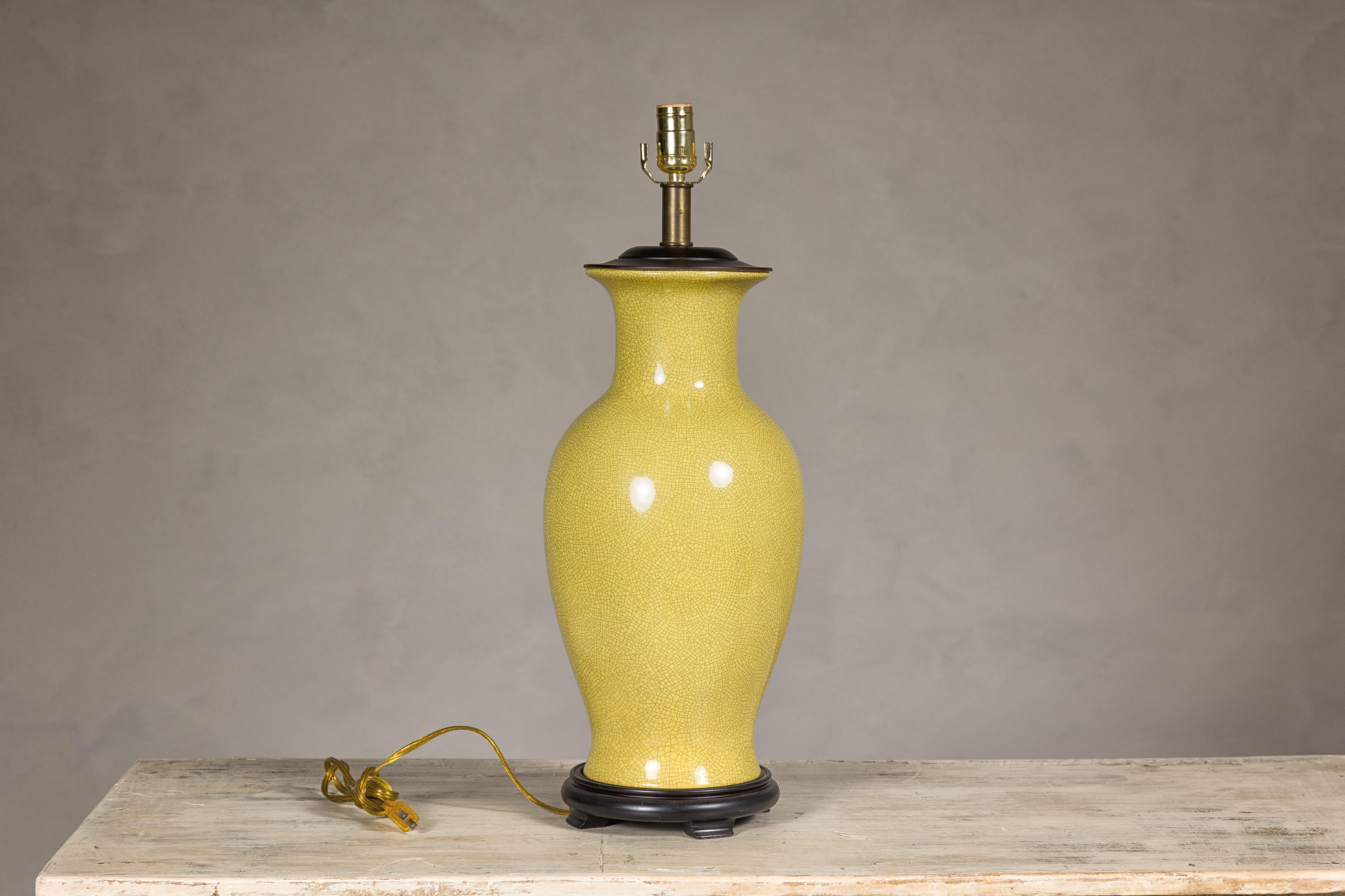 Gelbe glasierte Keramikvase mit Craquelé-Glasur, hergestellt als Tischlampe auf Holzsockel, US verdrahtet (Messing) im Angebot