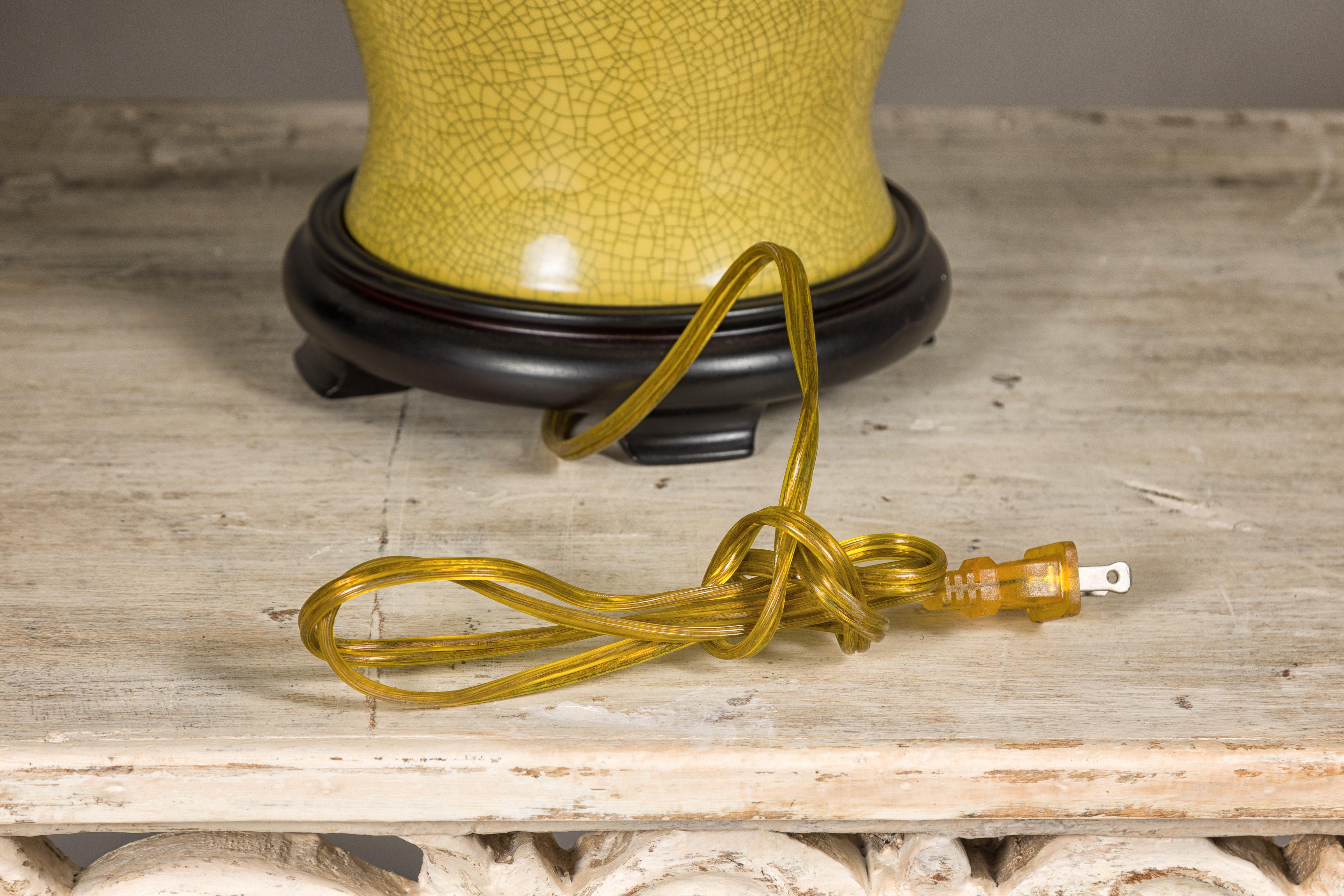 Gelbe glasierte Keramikvase mit Craquelé-Glasur, hergestellt als Tischlampe auf Holzsockel, US verdrahtet im Angebot 2