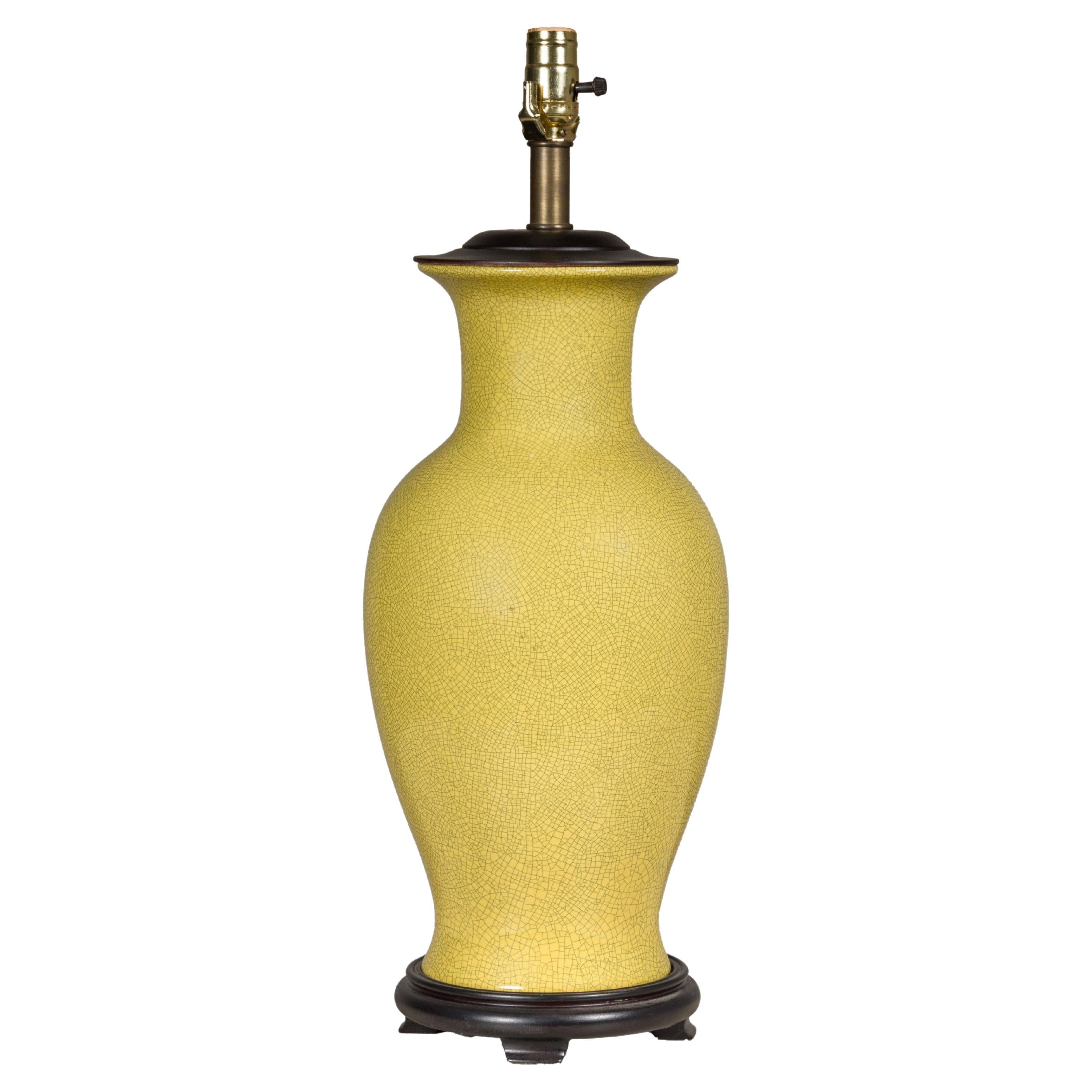 Gelbe glasierte Keramikvase mit Craquelé-Glasur, hergestellt als Tischlampe auf Holzsockel, US verdrahtet im Angebot