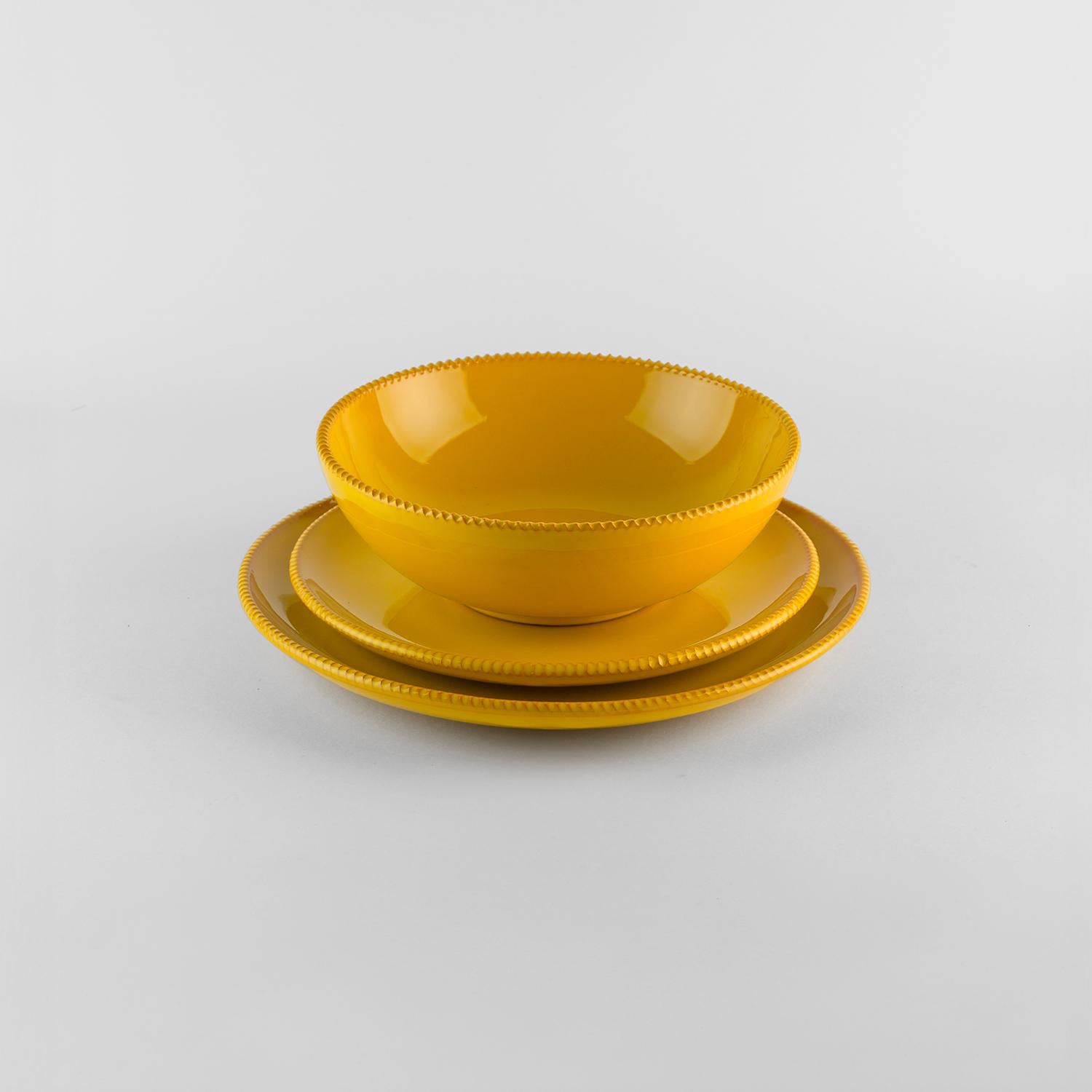 Platos almenados amarillos: Sopa, soporte, plato lateral para 4 Hecho a mano en Italia 2024 en Nuevo estado para la venta en San Miniato PI, IT