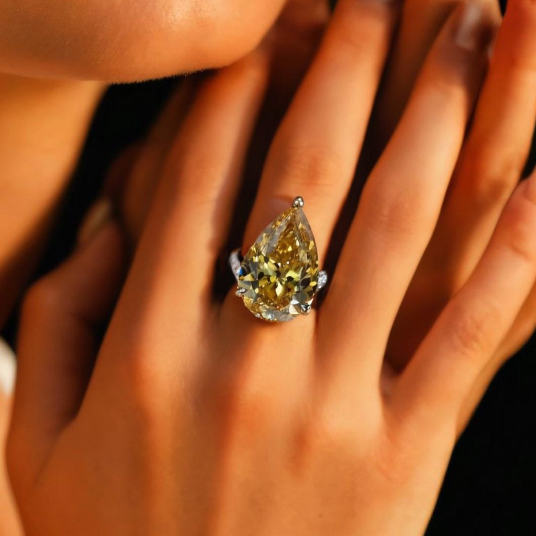 For Sale:  Yellow Crown 18K Yellow Gold Oval Diamond Ring 2