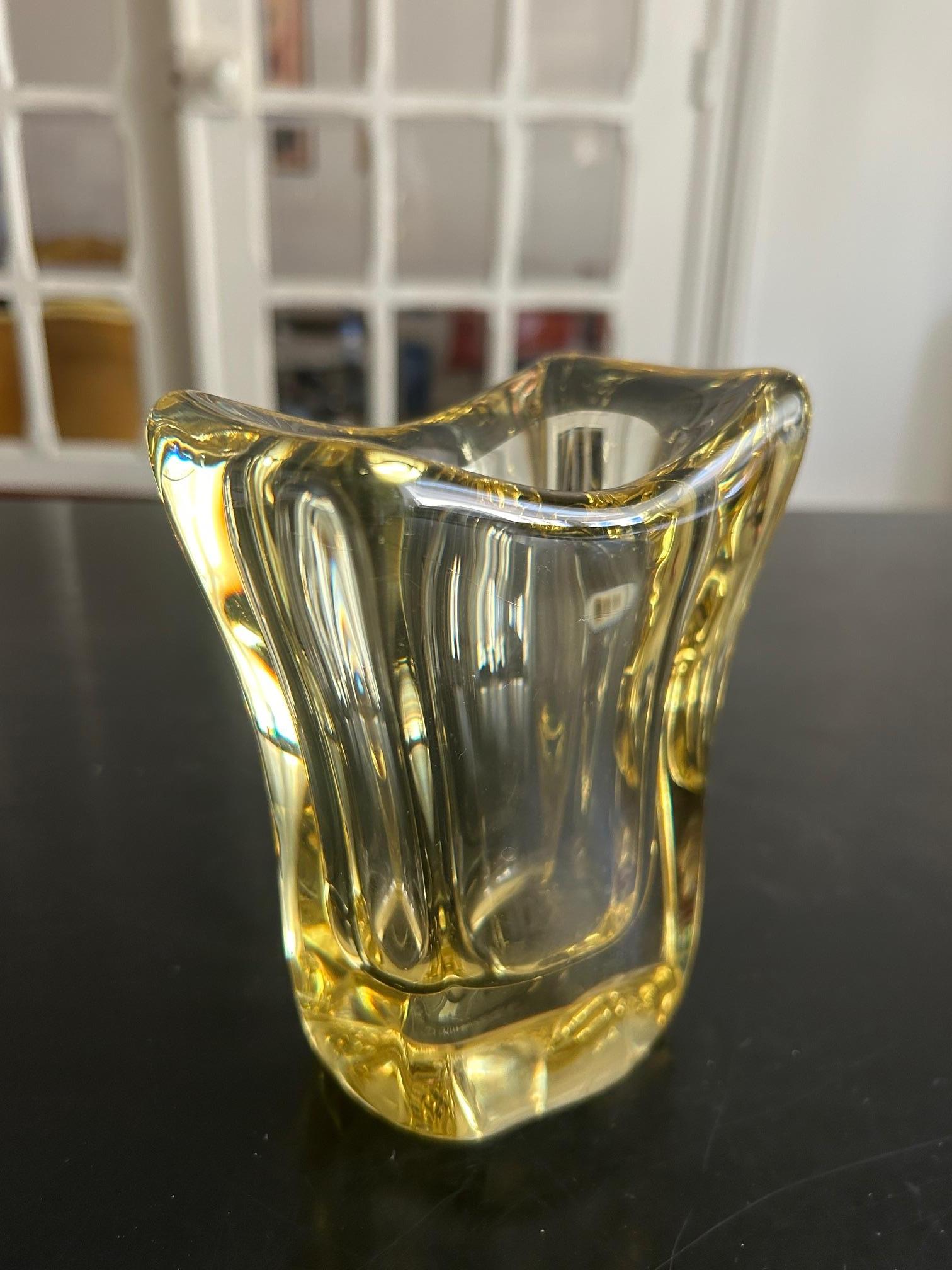 Raro jarrón Daum de los años 50 en cristal amarillo grueso. 
Jarrón firmado soplado a mano en buen estado 