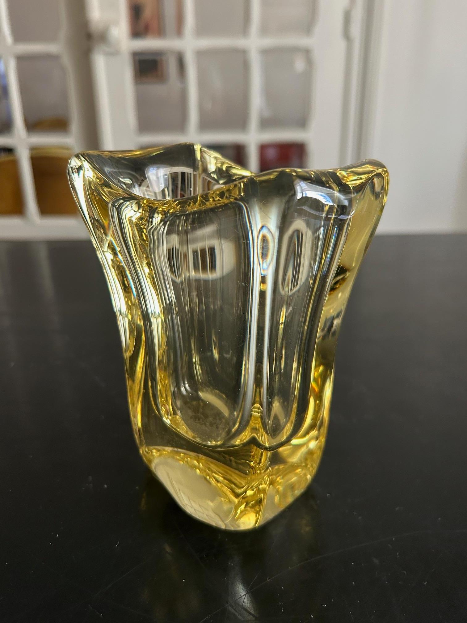 Jarrón Daum de cristal amarillo Años 50 Moderno de mediados de siglo en venta