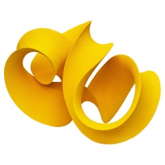 Scultura contemporanea astratta curva gialla di Merete Rasmussen