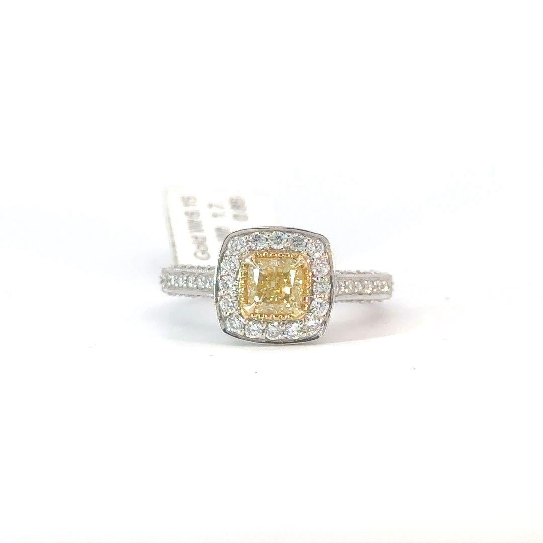 Moderne Bague halo à diamant coussin jaune en vente