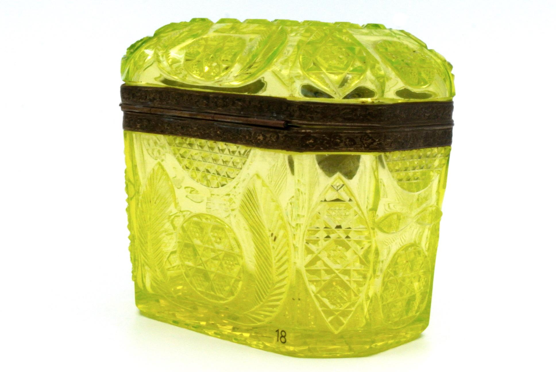 Yellow Cut Crystal Box In Good Condition In Saint-Ouen, FR