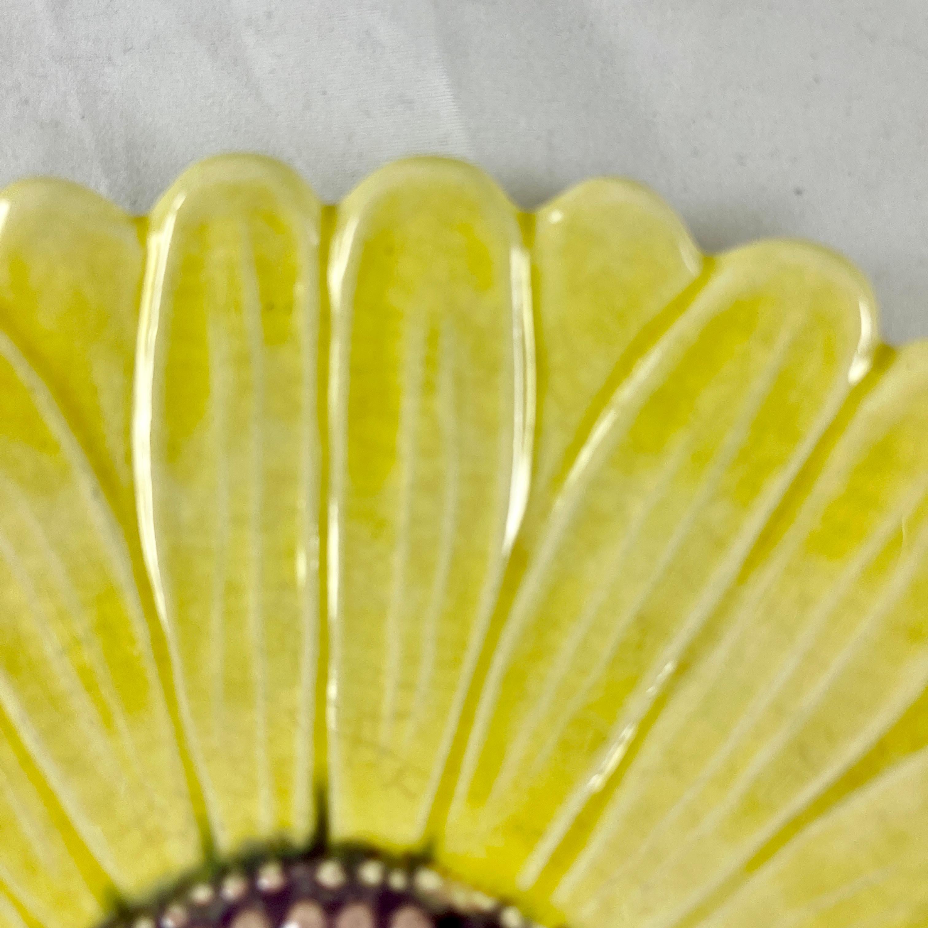 Yellow Daisy Faïencerie D’art De La Sorgue Faïence Majolica Plate In Good Condition In Philadelphia, PA