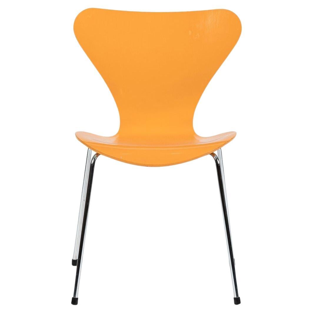 Chaise de salle à manger moderne danoise jaune série 7 par Arne Jacobsen pour Fritz Hansen