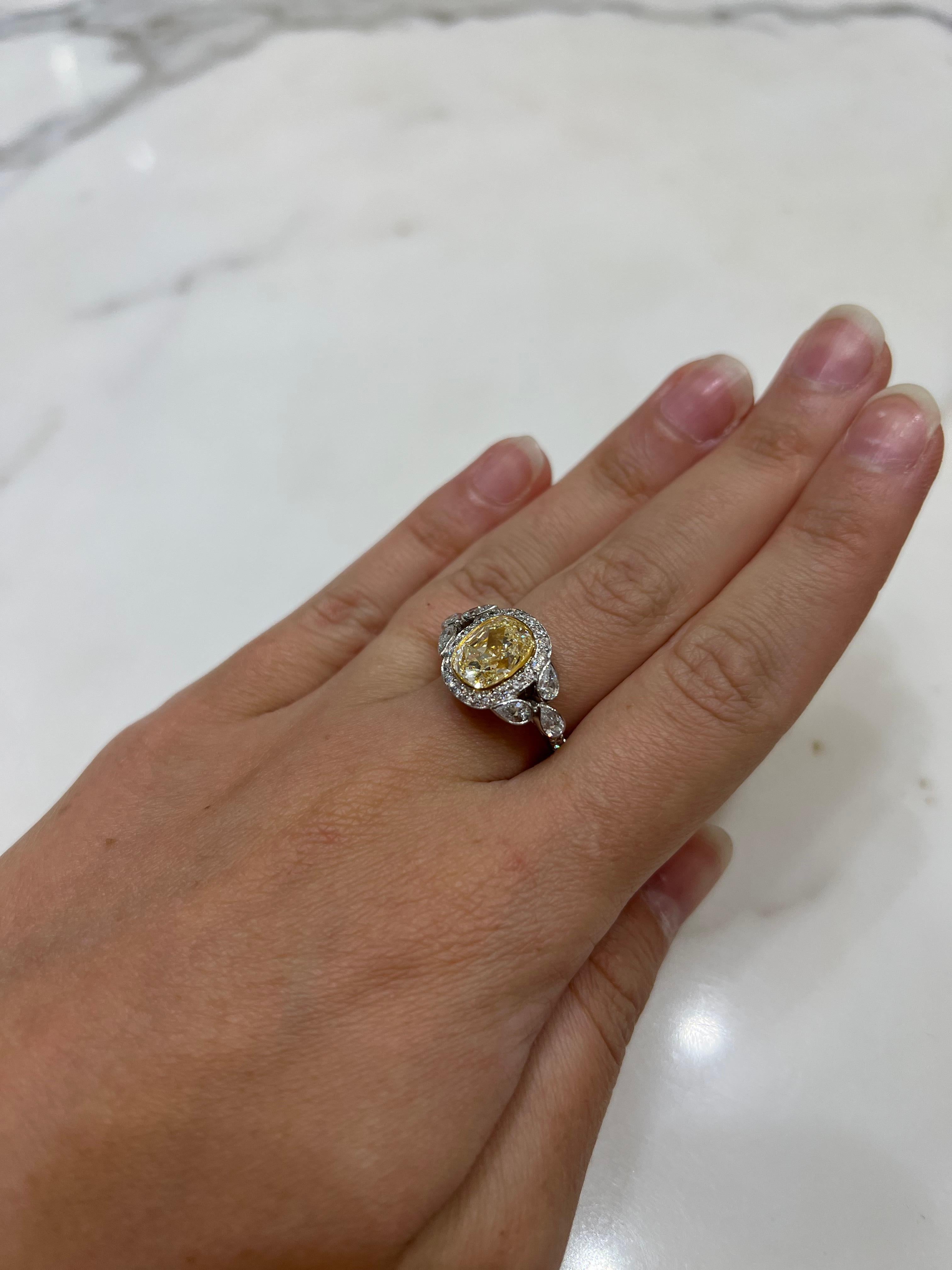 Yellow Diamond 3.03 Ct Certified Diamond Ring in Platinum In New Condition For Sale In New York, NY