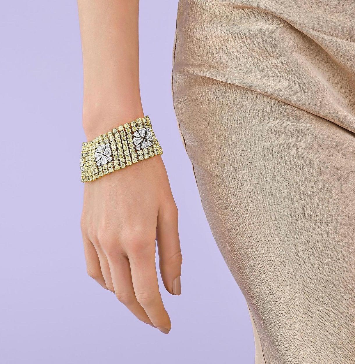 Taille radiant Bracelet large en or jaune 18 carats avec diamants jaunes et diamants blancs  en vente