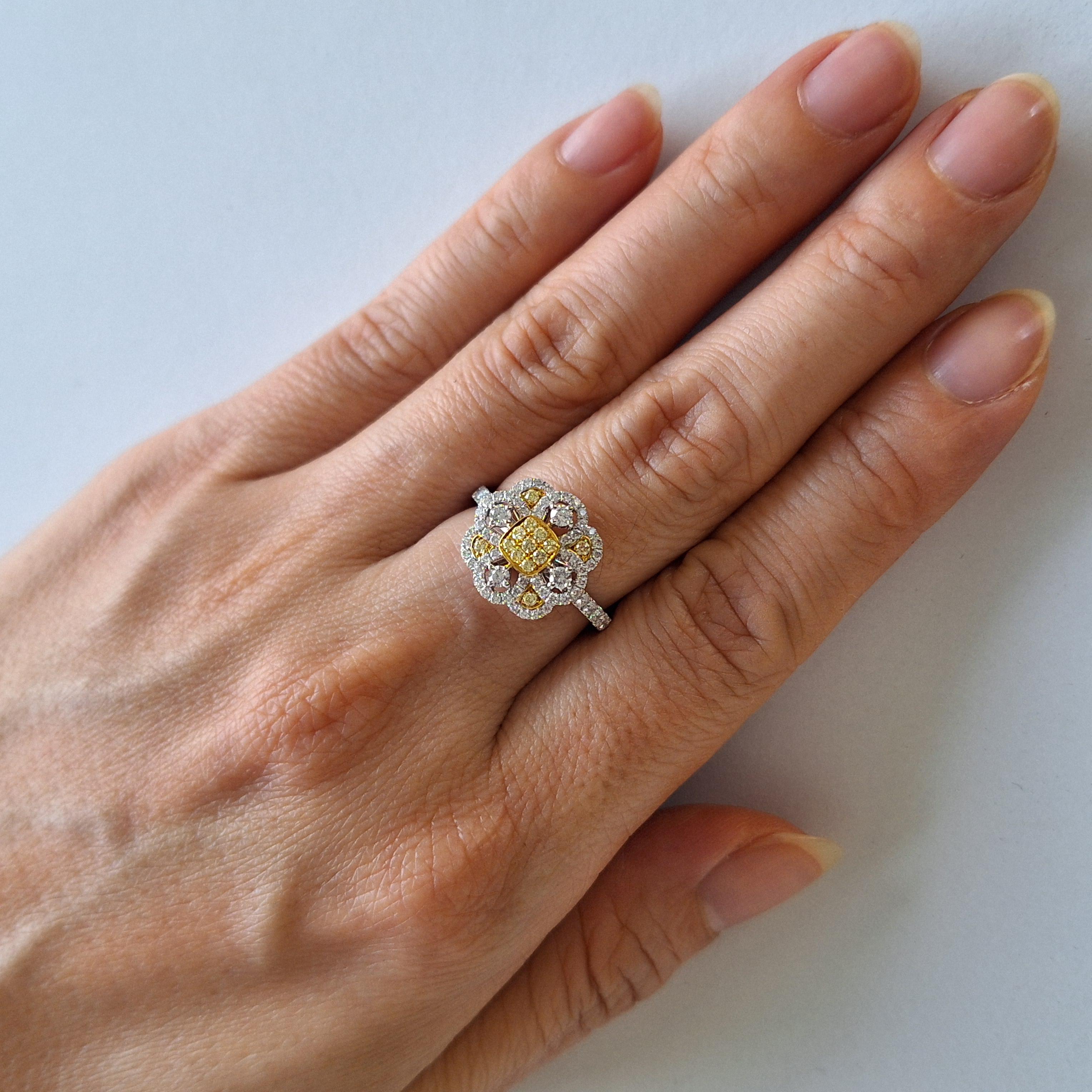 Yellow Diamond and White Diamond Classic Ring made in 18K Gold In New Condition For Sale In Hong Kong, HK