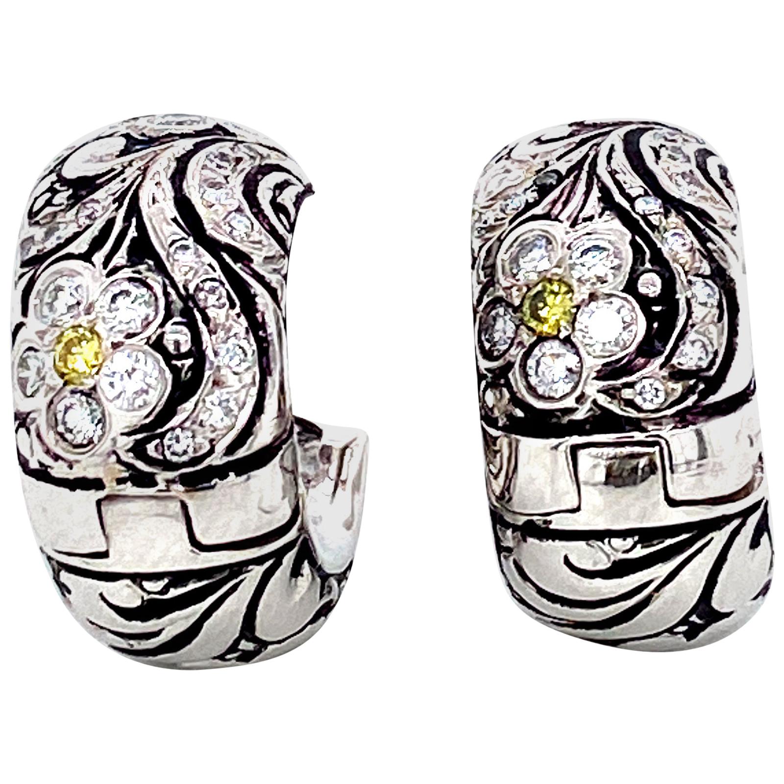 Un orecchino molto attraente, composto da diamanti gialli del peso di 0,08 carati e diamanti bianchi del peso di 0,45 carati. 

I diamanti sono di ottima qualità e chiarezza. La caratteristica che spicca maggiormente è il mix di oro bianco e nero