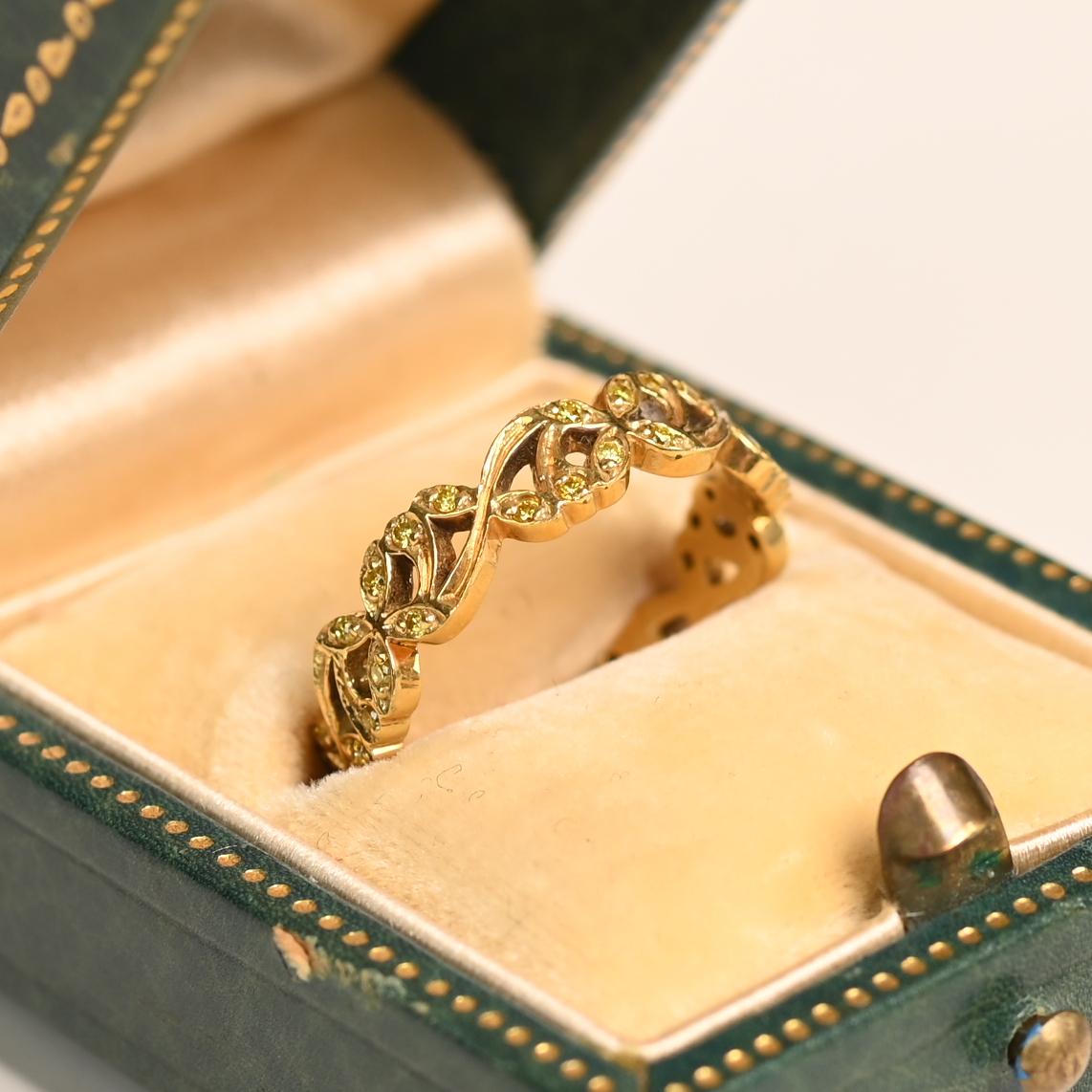 Cet exquis bracelet en or jaune 18 carats présente un motif floral ajouré complexe, incarnant à la fois l'élégance et le savoir-faire artisanal. La structure délicate mais durable laisse passer la lumière, ce qui rehausse l'éclat général de la