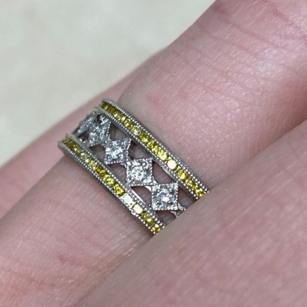 Taglio antico europeo Fascia nuziale con diamante giallo (circa .70 carati) e diamante bianco (circa .3 carati) in vendita
