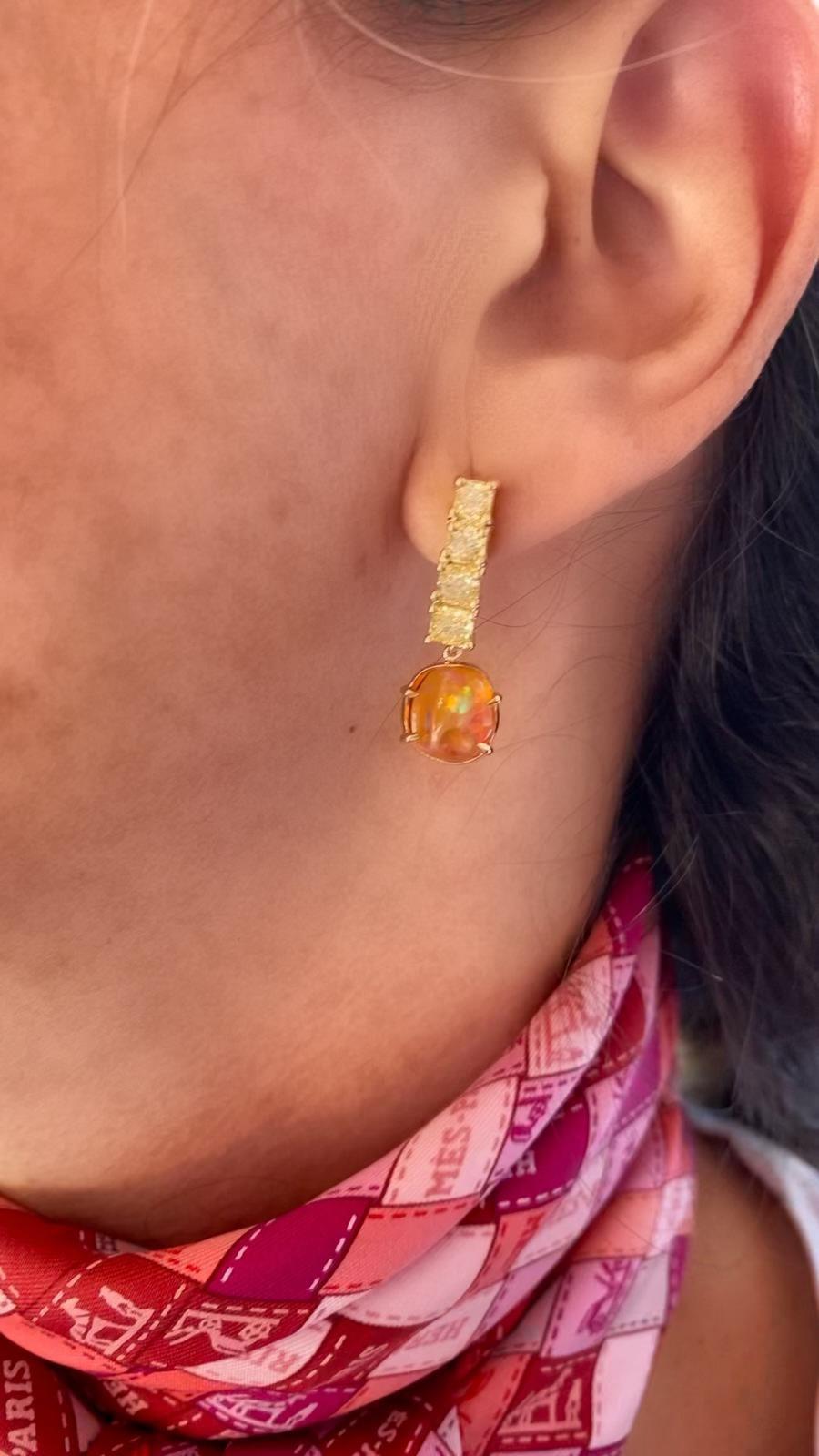Taille coussin Boucles d'oreilles en forme de barre de diamants jaunes et opale de feu mexicaine en vente
