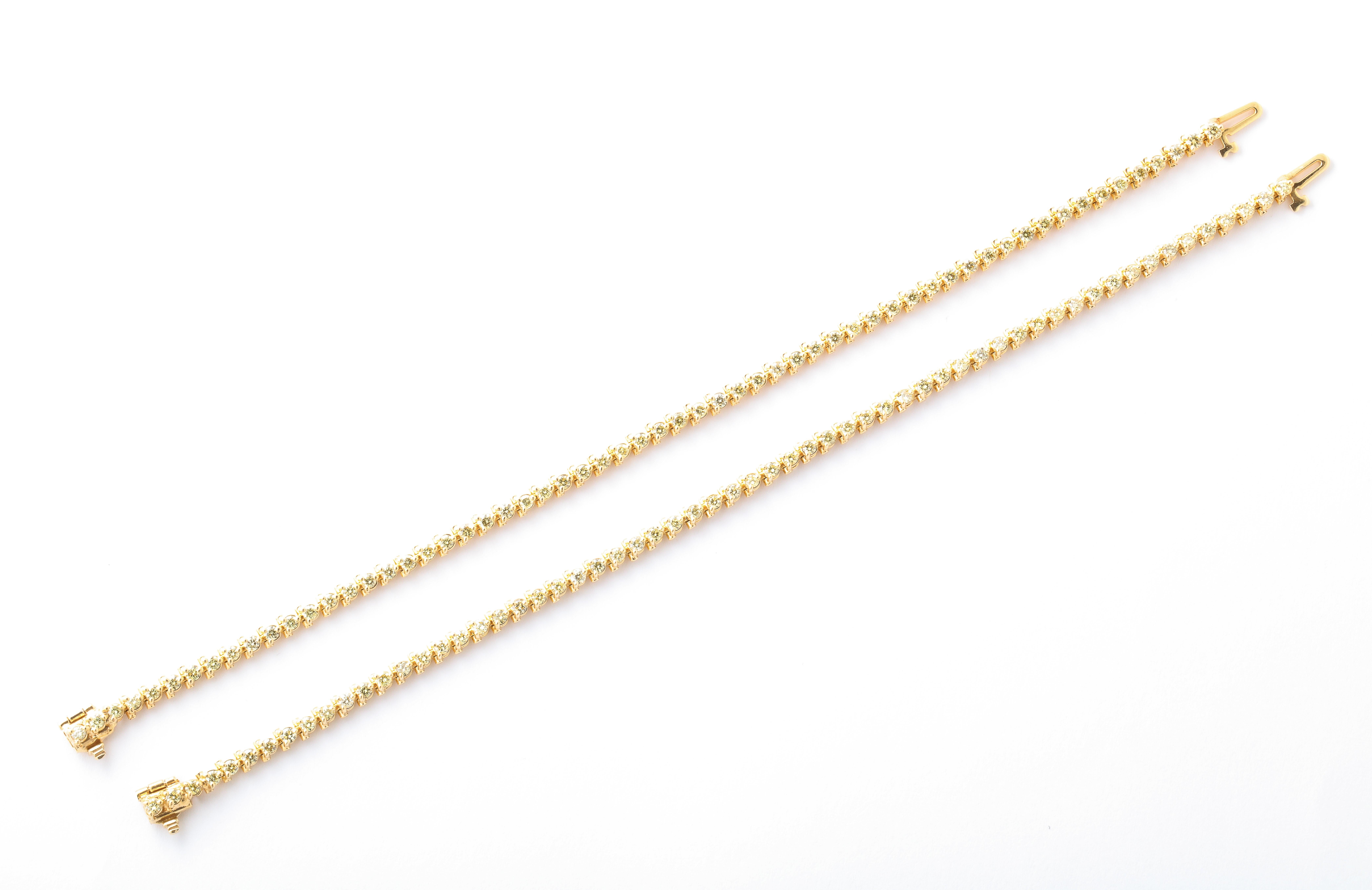 
Une paire de bracelets de tennis en diamants jaunes assortis - PARFAITEMENT empilables ! 

Chaque bracelet est serti de 2,90 carats de diamants jaunes ronds pour un total de 5,80 carats de diamants sertis dans de l'or jaune 14k. 

Longueur de 7