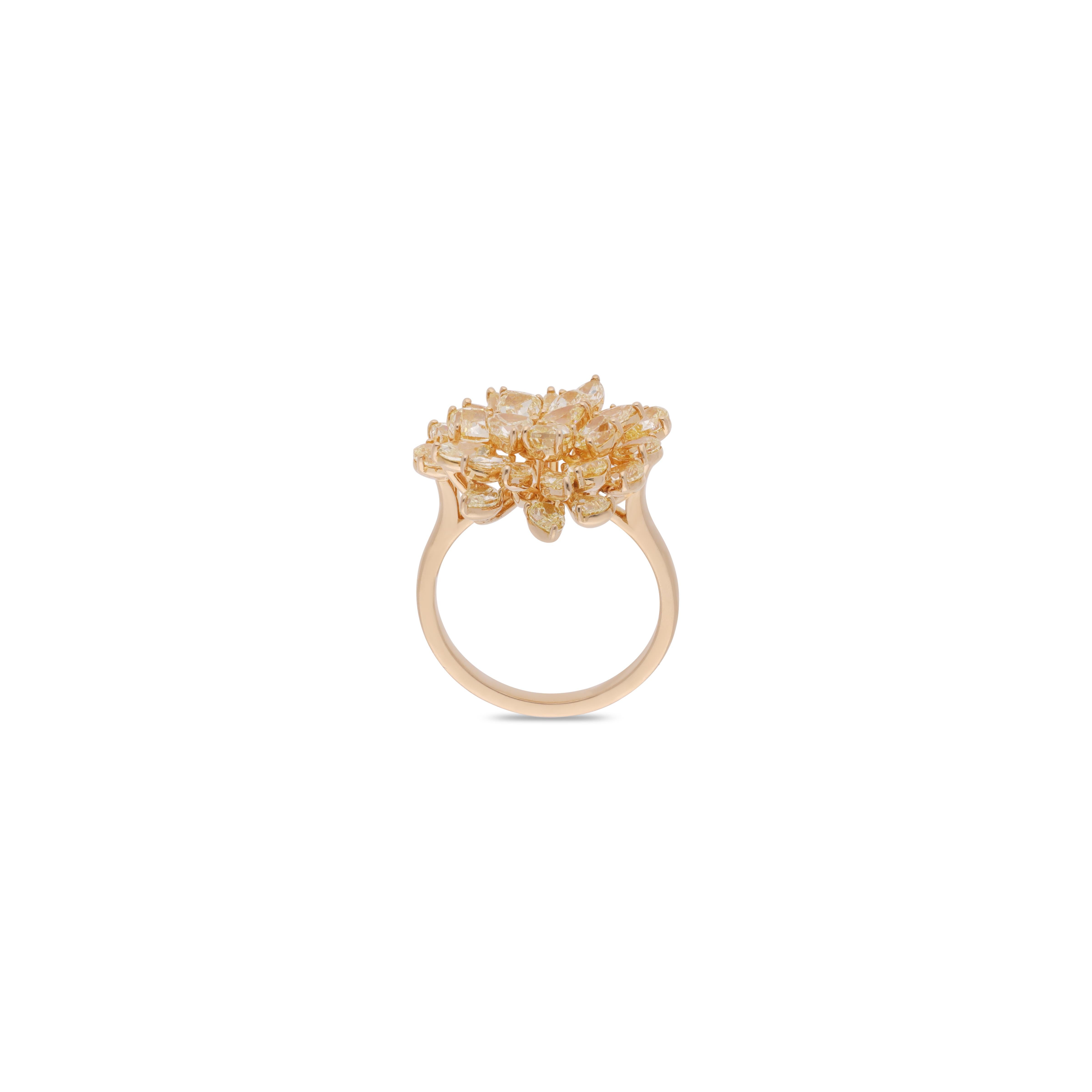 L'Anello Cocktail con Diamante Giallo è un gioiello di grande impatto, progettato per fare una dichiarazione audace ed elegante. Caratterizzato da un vibrante e radioso diamante giallo al centro, questo anello combina lusso e raffinatezza. La