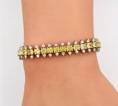 Armband mit gelbem Diamanten im Kissen-Schliff und weißen Diamanten aus zweifarbigem 18-karätigem Gold