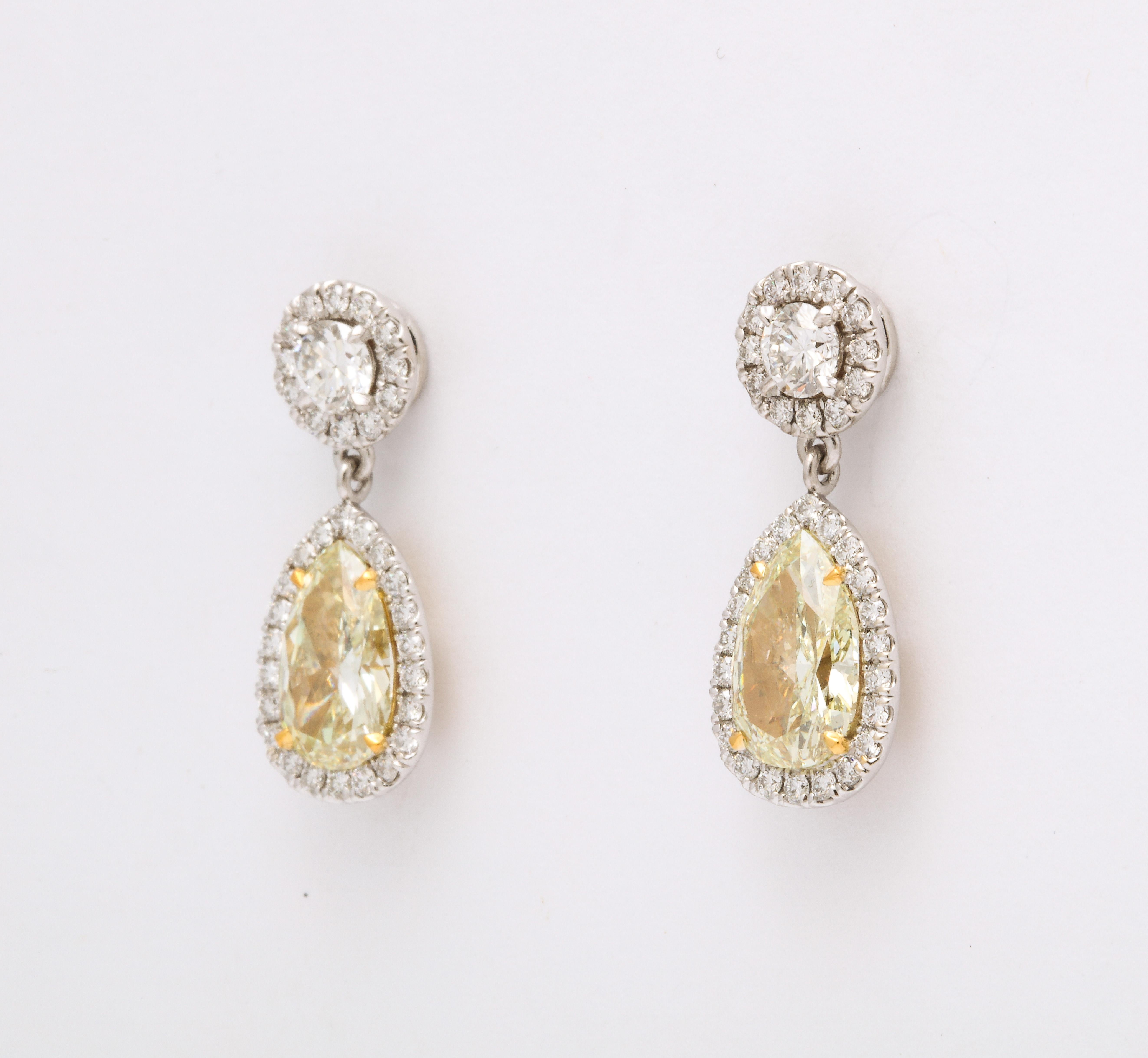 Yellow Diamond Dangle Drop Earrings In New Condition For Sale In New York, NY