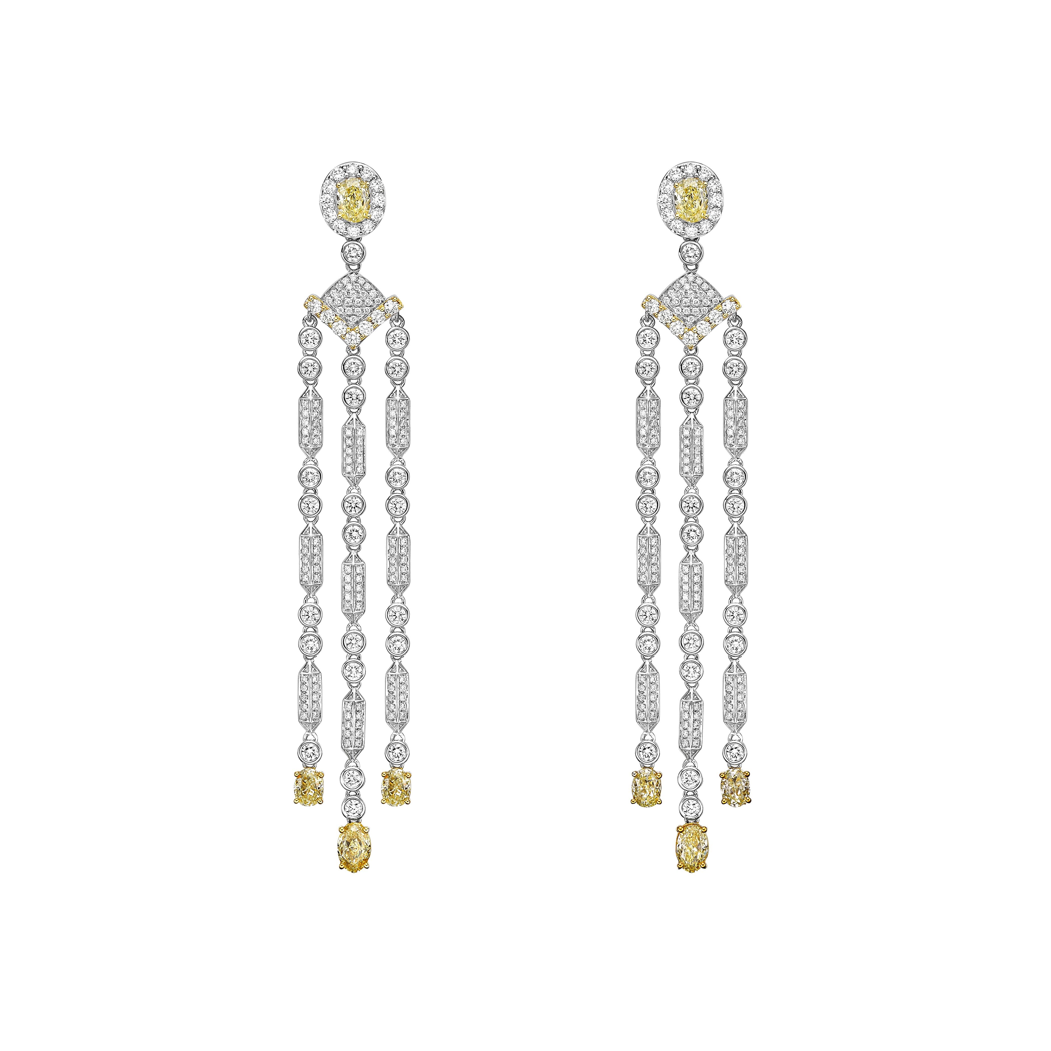 Contemporain Pendants d'oreilles en or jaune et blanc 18 carats en vente