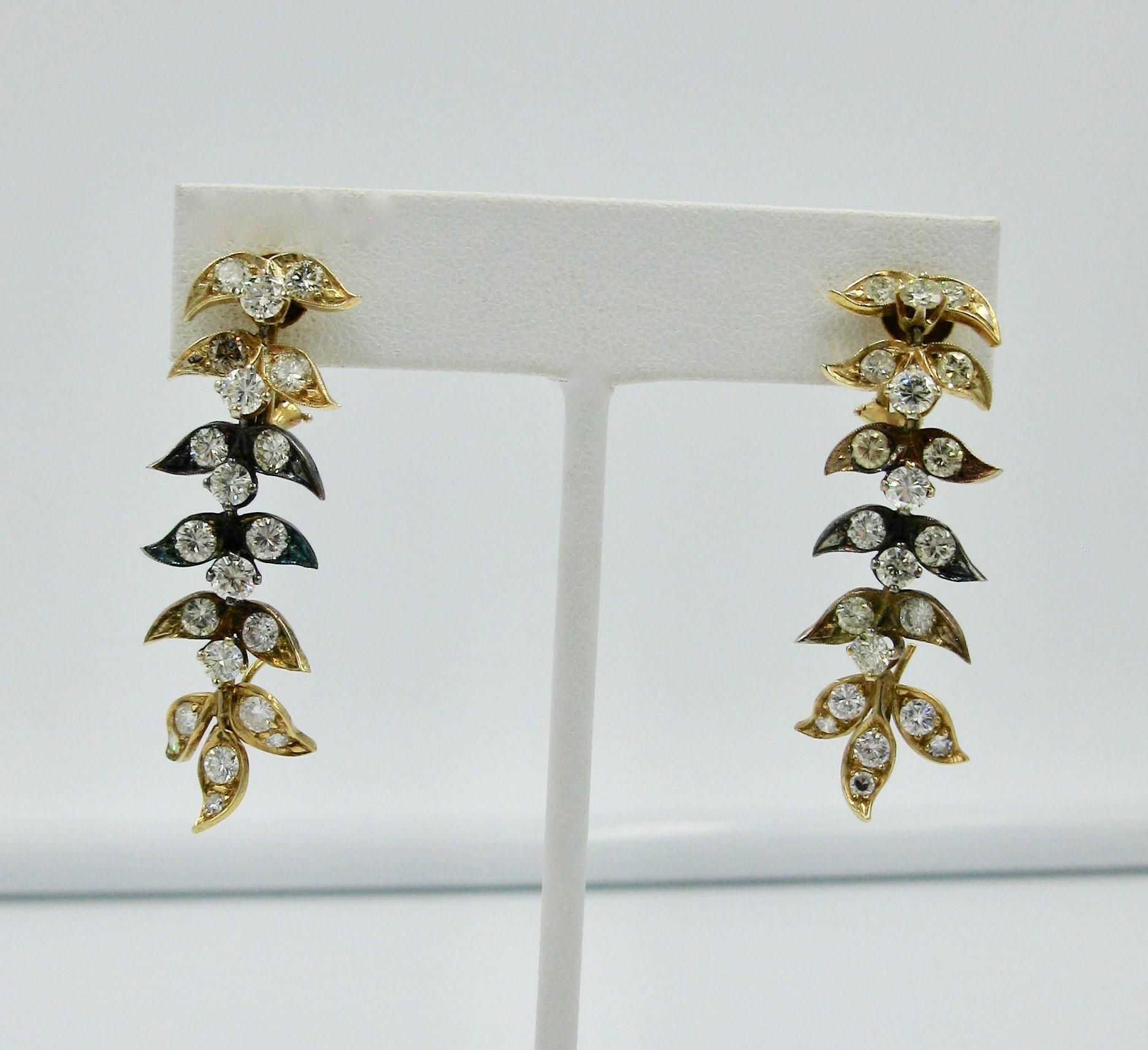 AN EXTRAORDINARY PAIR OF MID CENTURY MODERN DIAMOND EARRINGS WITH 4.55 CARATS OF SPECTACULAR SPARKLING YELLOW AND WHITE DIAMONDS OF SUPERB QUALITY
The cascading leaf form articulated pendant earrings are set with 42 Diamonds of VS clarity which