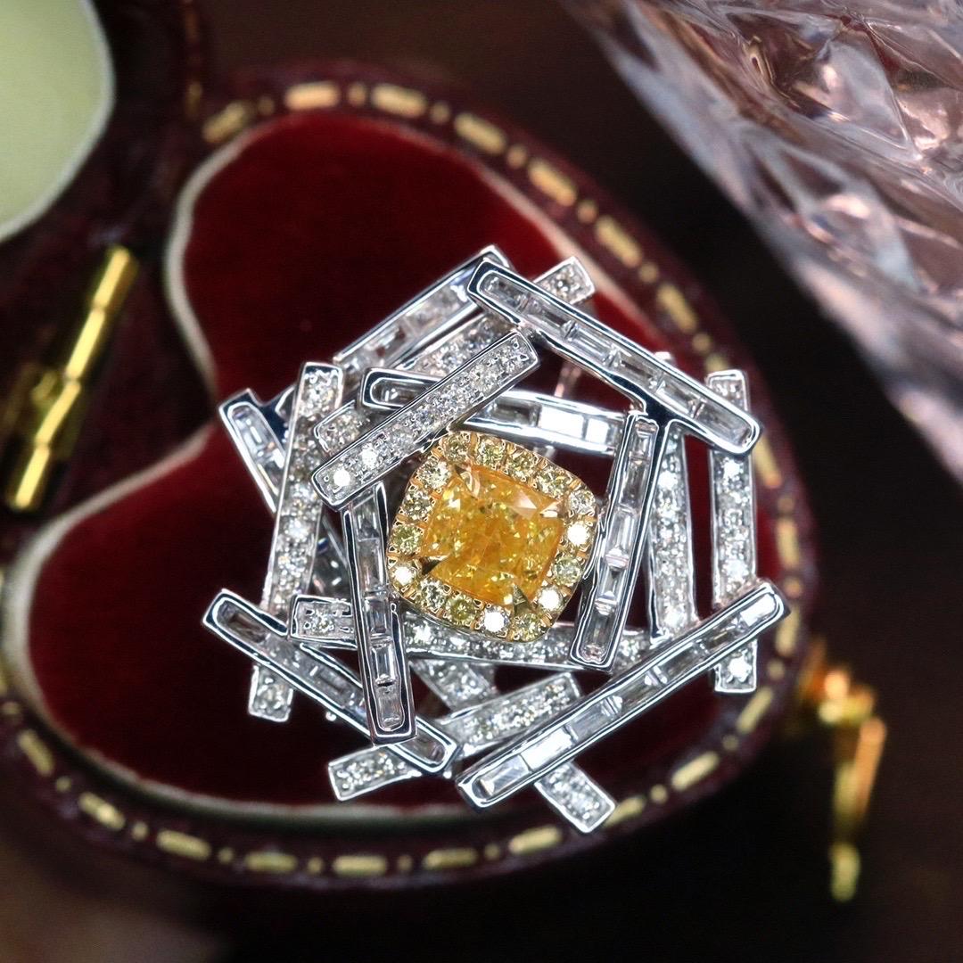 Contemporain Bague de fiançailles en or blanc 18 carats avec diamant jaune et diamants en vente