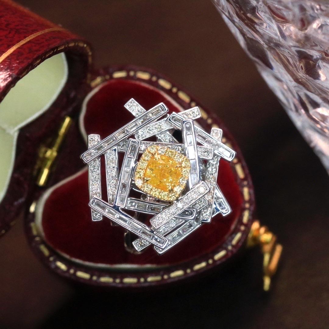 Taille brillant Bague de fiançailles en or blanc 18 carats avec diamant jaune et diamants en vente