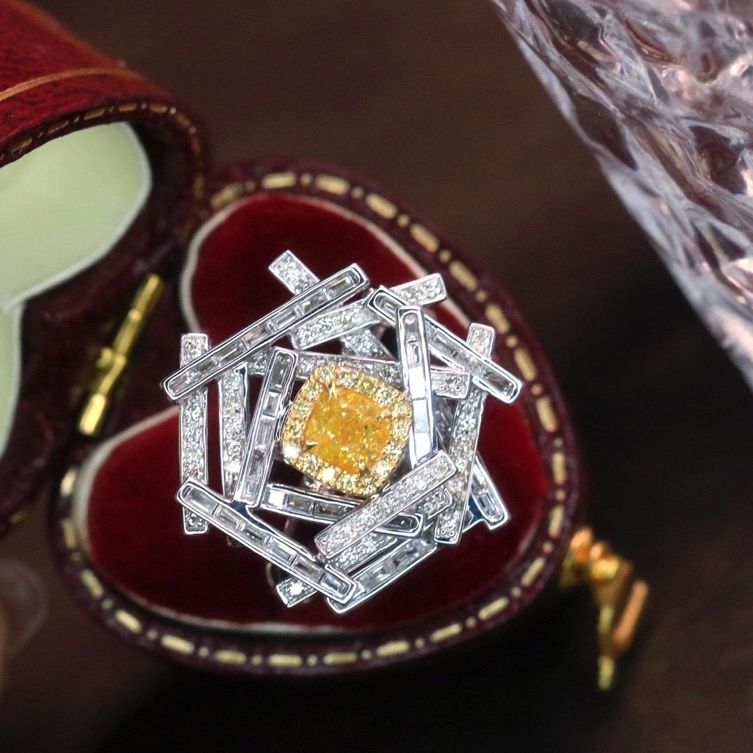 Bague de fiançailles en or blanc 18 carats avec diamant jaune et diamants Neuf - En vente à Duluth, GA