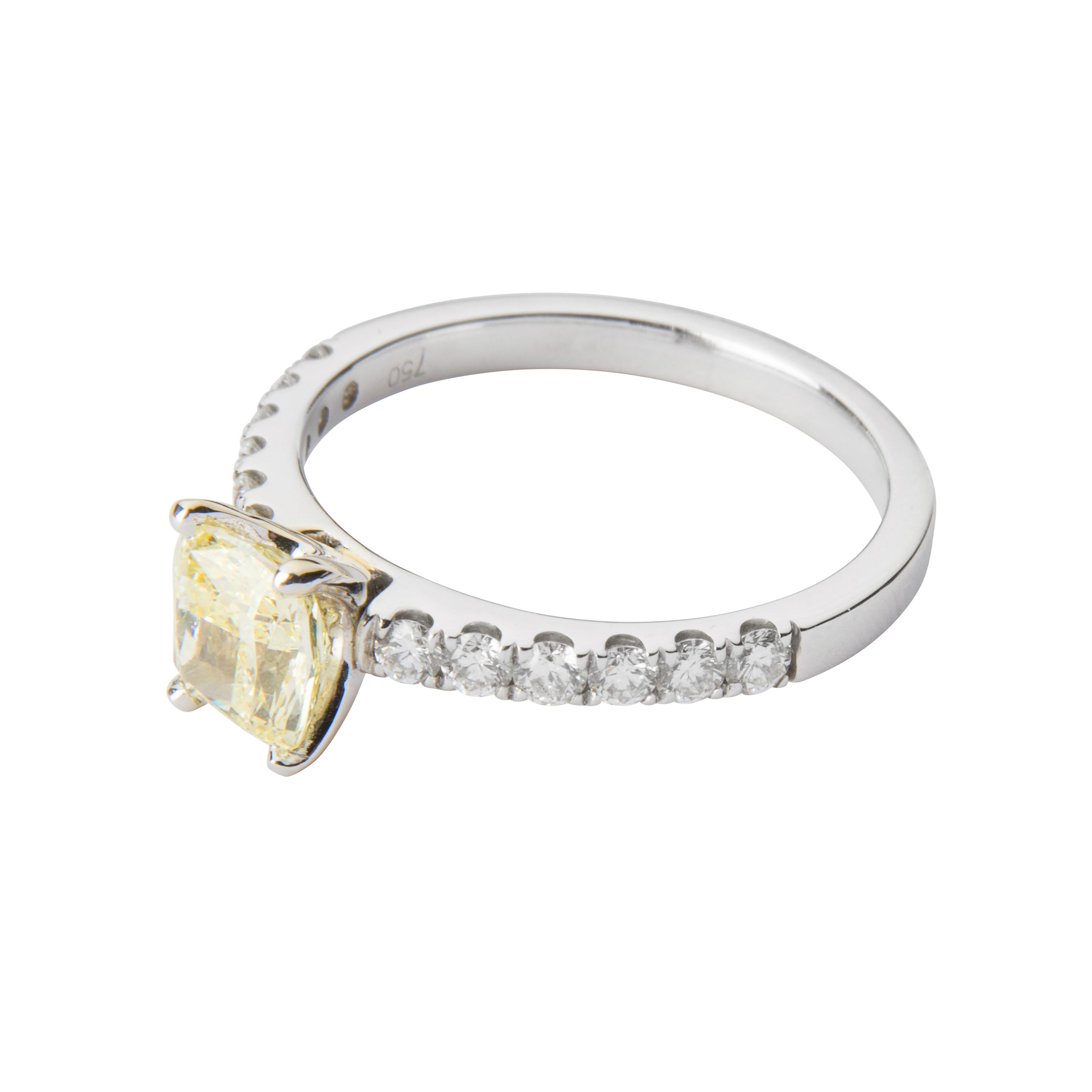 18 Karat White Gold Yellow Diamond Engagement Ring In New Condition In Southbank, Victoria