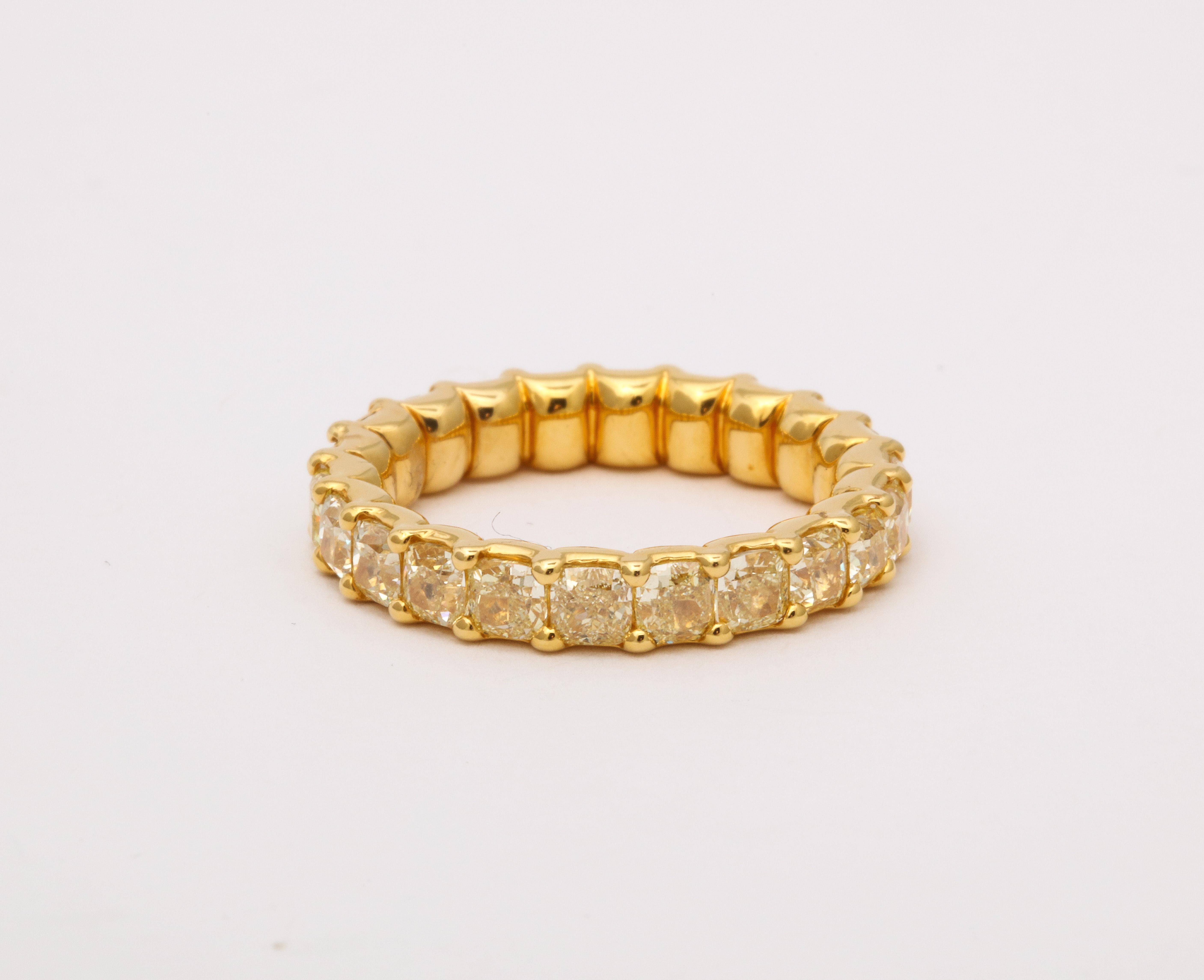 Taille radiant Bracelet d'éternité en diamant jaune  en vente