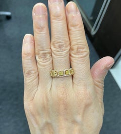 Anello di eternità con diamante giallo in oro giallo 18 carati