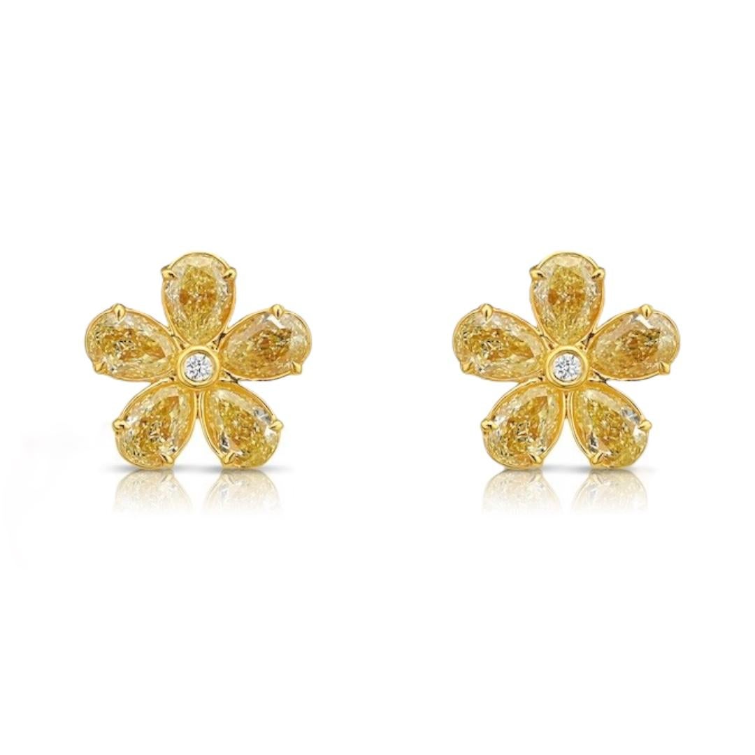 Expresión alegre de la belleza natural, estos pendientes florales de diamante amarillo florecen con calidez, movimiento y lujo tranquilo. Cada pendiente está compuesto por doce diamantes amarillo claro en forma de pera, con un total de 2,05 quilates