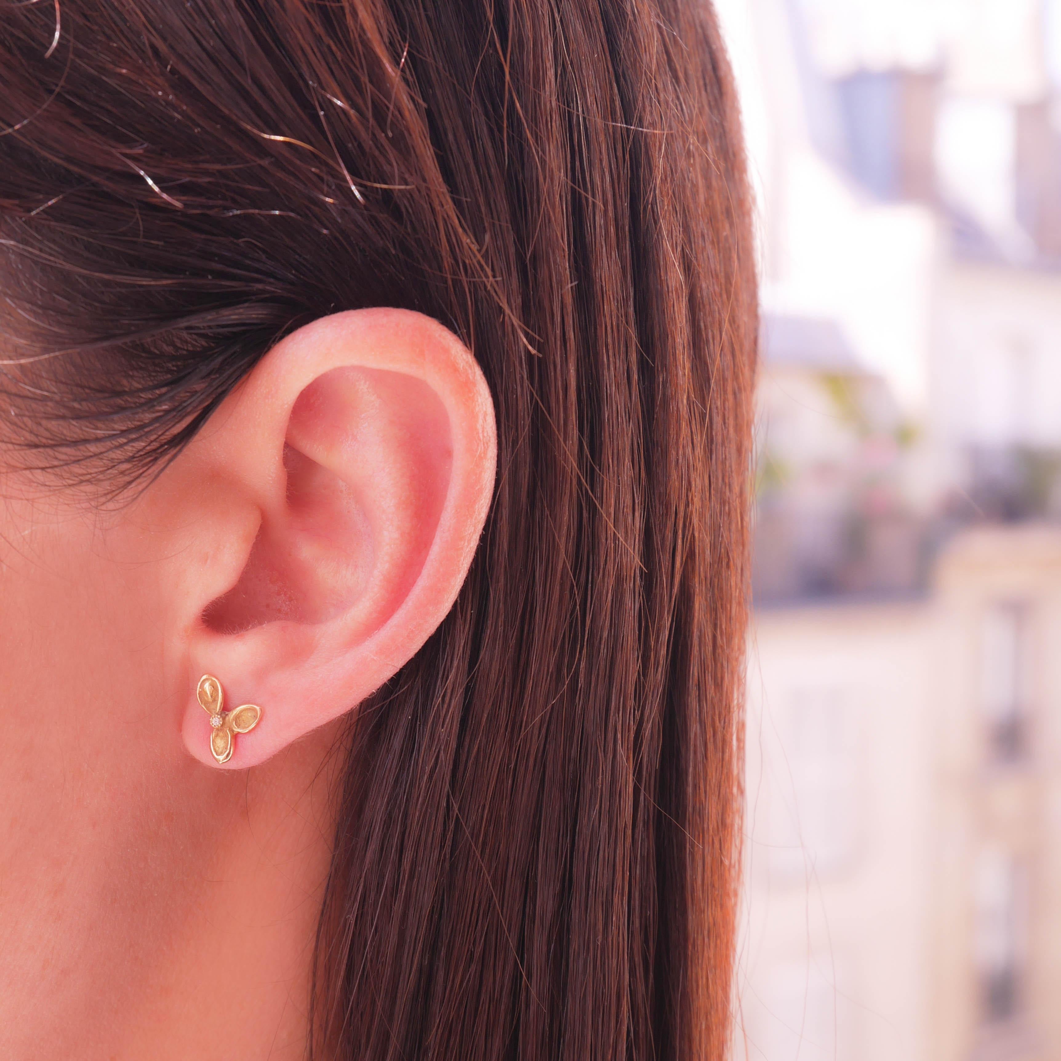 Contemporary Anais Rheiner 18 Karat Yellow Gold Diamond Flower Stud Earrings For Sale