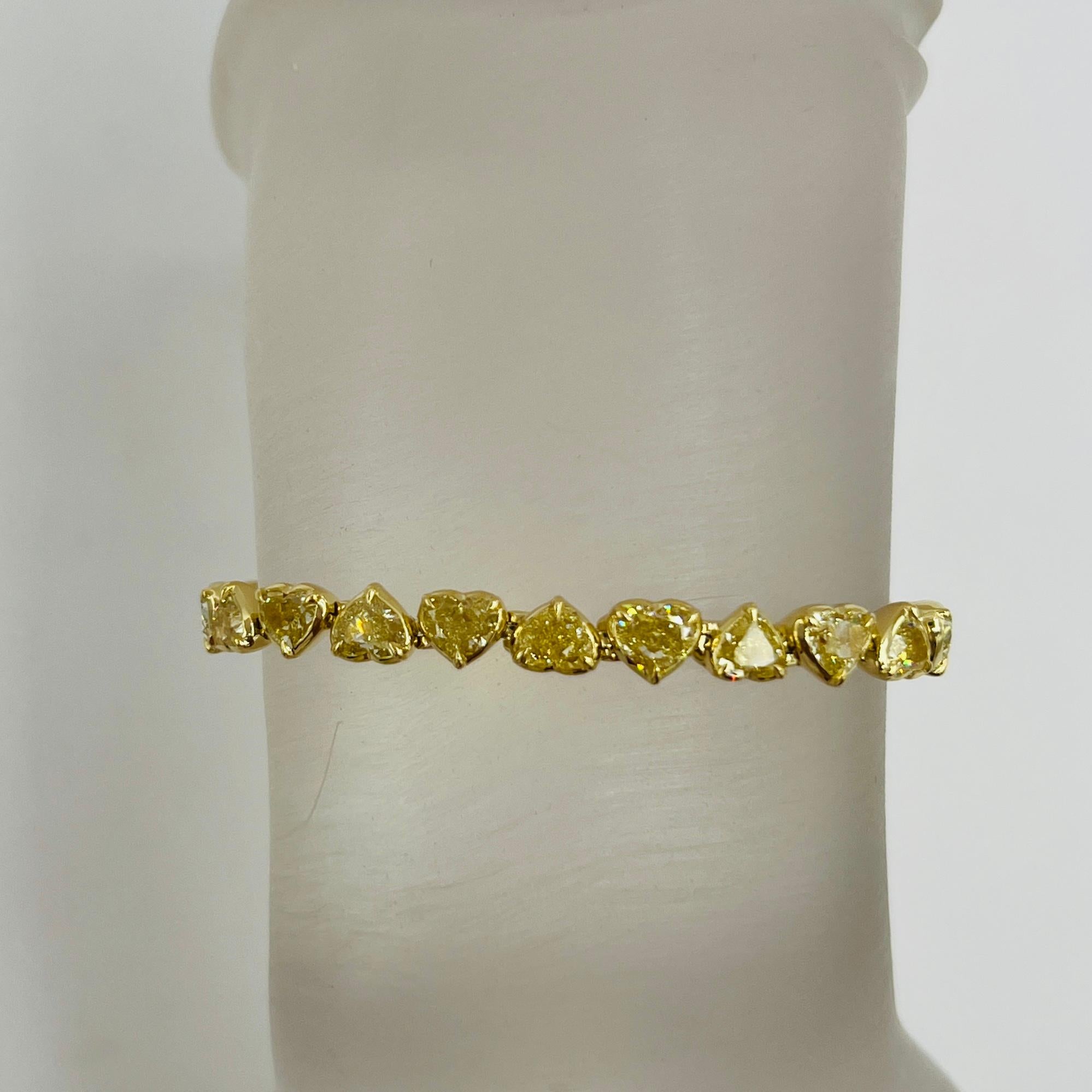 Magnifique forme de cœur en diamant jaune de 15,65 ct.  Fabriqué à la main en or jaune 18k.  La longueur est de 7