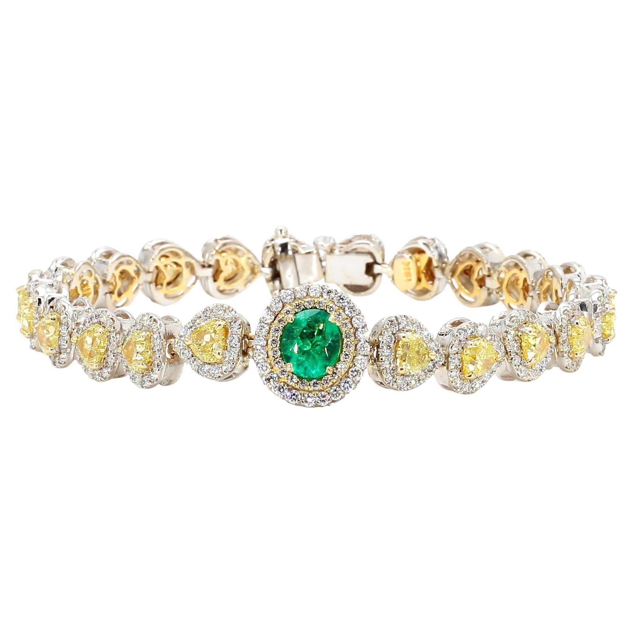 Yellow Diamond Heart Shape Bracelet with Colombian Emerald Center GIA Certified For Sale