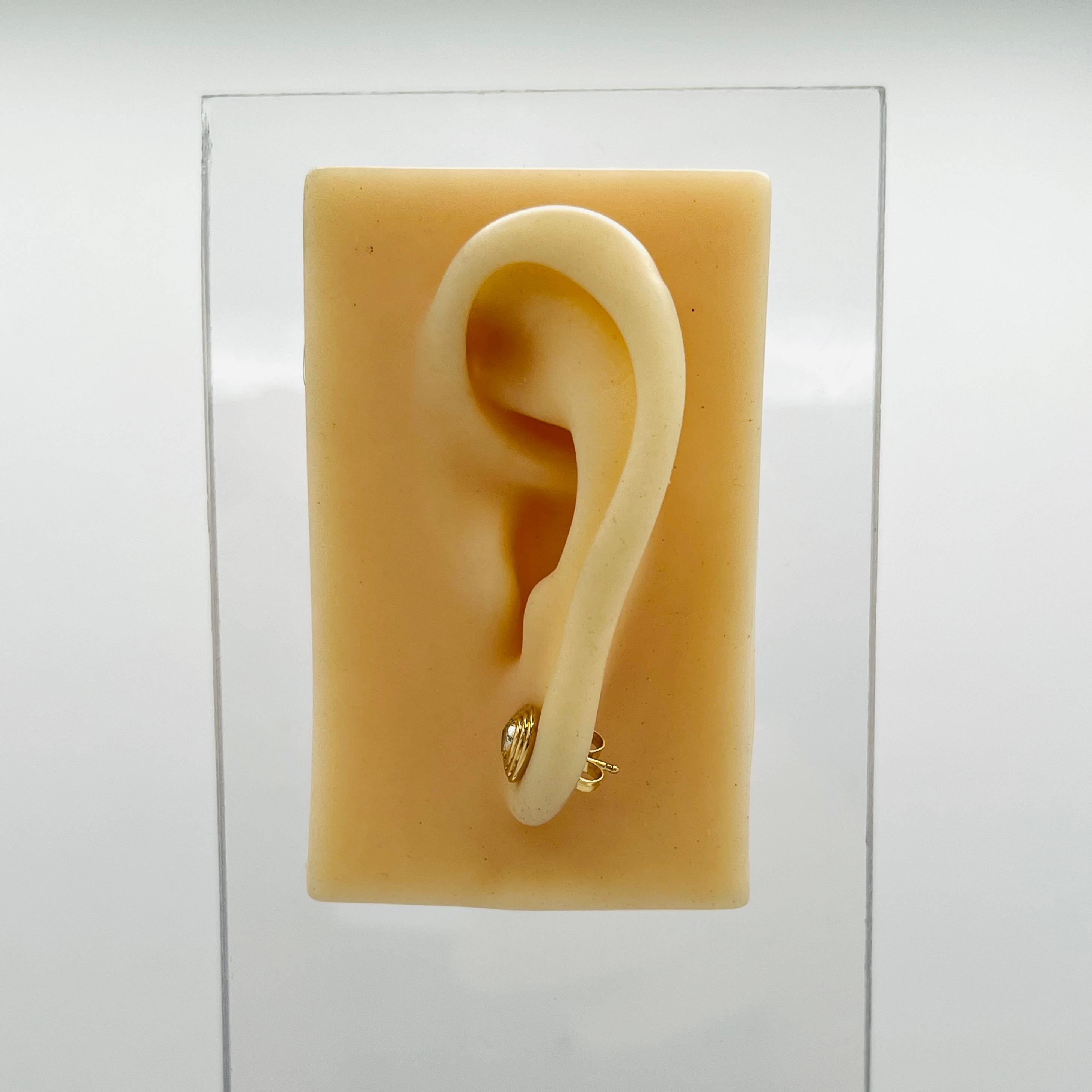 Taille cœur Boucles d'oreilles cœur en or jaune 18 carats avec double chaton et arêtes en vente